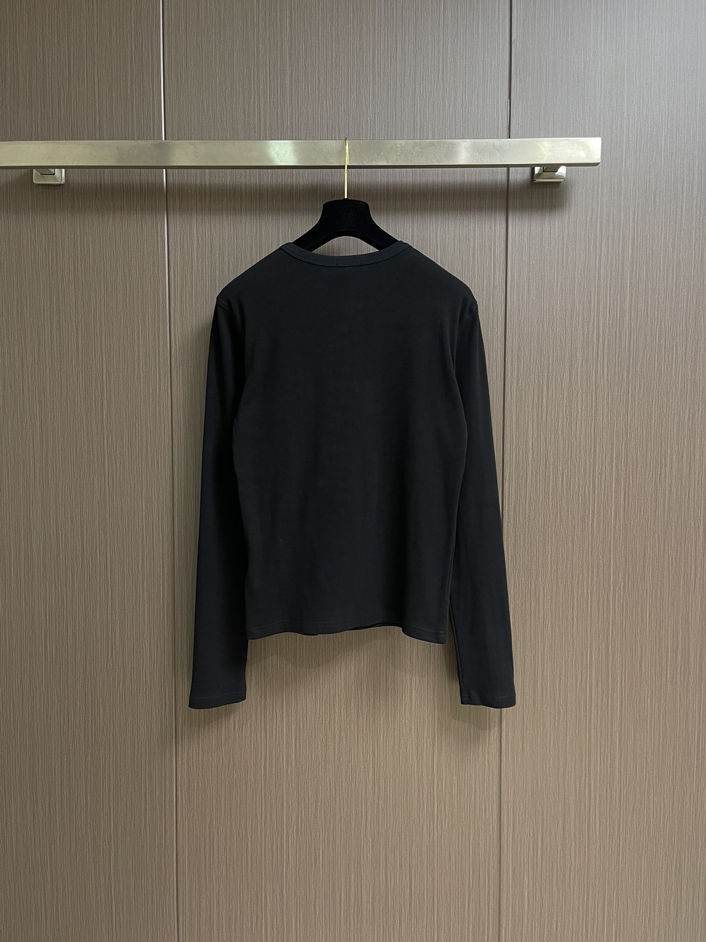 Celine 凯旋门刺绣长袖T恤 定制逸韧全棉针织绸 柔软顺滑 舒适贴肤 以深邃黑色为底 沉稳大气 标志