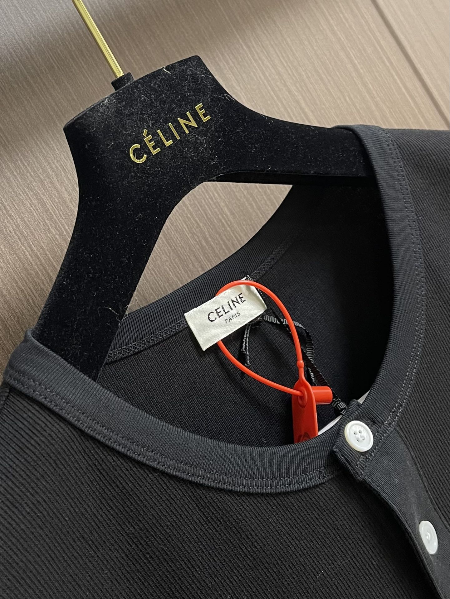 Celine 凯旋门刺绣长袖T恤 定制逸韧全棉针织绸 柔软顺滑 舒适贴肤 以深邃黑色为底 沉稳大气 标志