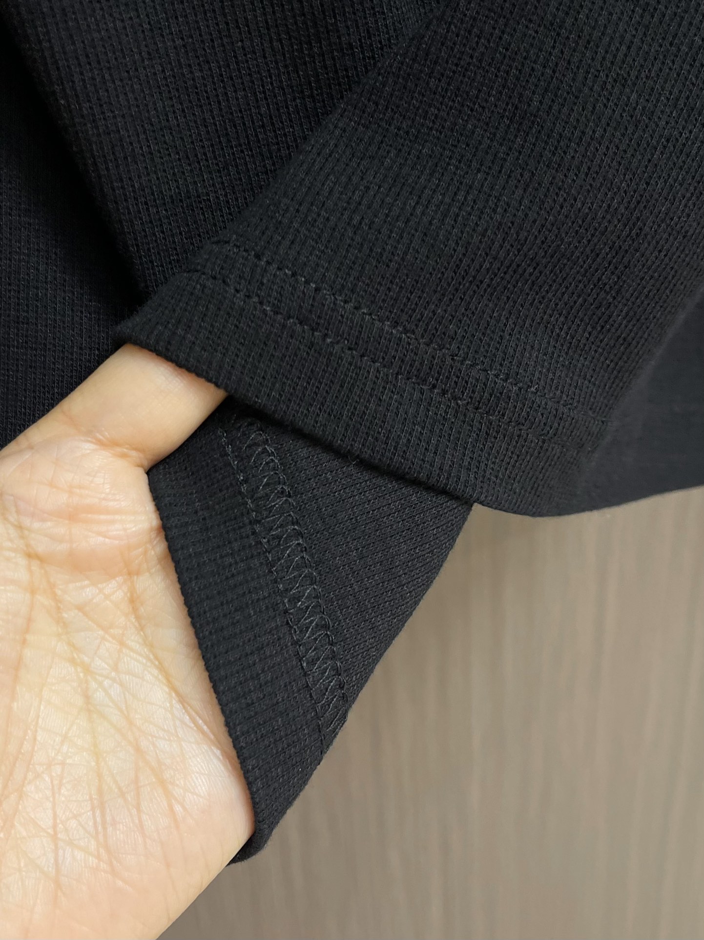 Celine 凯旋门刺绣长袖T恤 定制逸韧全棉针织绸 柔软顺滑 舒适贴肤 以深邃黑色为底 沉稳大气 标志