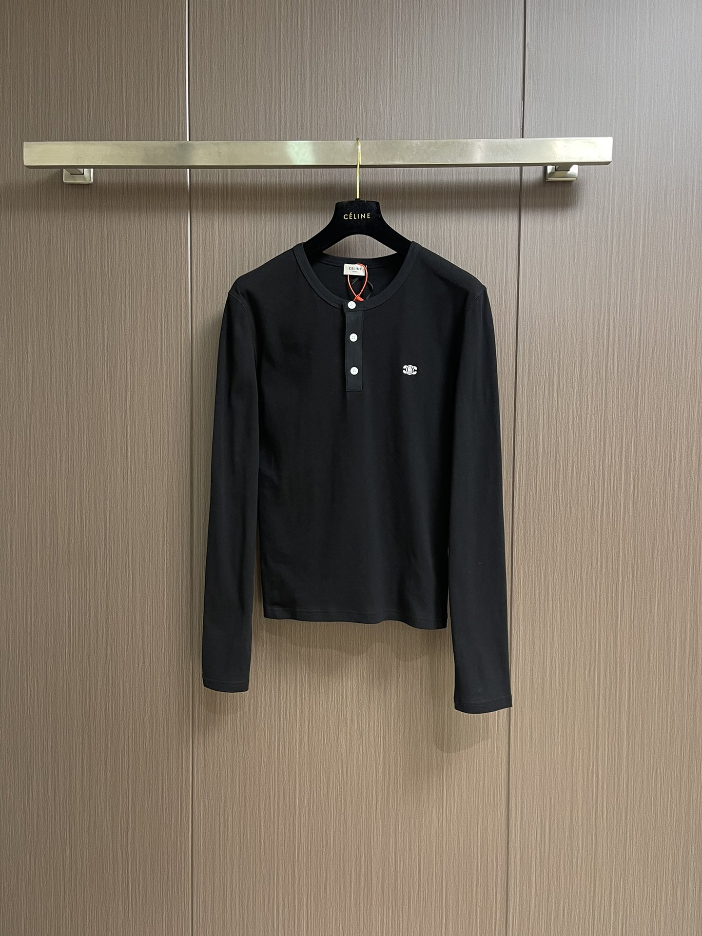 NO:529347,Celine Arc de Triomphe embroidery long-sleeved T-shirt Customized cotton knitted silk Soft and smooth Comfortable skin with deep black base Calm and atmospheric The iconic Celine Arc de Triomphe embroidery embroidery embroidery on the chest Lifelike and recognizable Classic Henry neck shape Three buttons are neatly arranged to add a touch of retro charm to the simple body, showing elegant style, minimalist style, craftsmanship Tiancheng Use imported machine embroidery technology Use advanced computer control systems and precision mechanical components to achieve Arc de Triomphe embroidery operation High precision, smooth and delicate lines, fabrics are all washed, with better texture, not easy to deform, not easy to shrink, not easy to fade, maintain long-term beauty. Size S-XL,,celine,tees, t-shirt,alexander wang19860909Celine 凯旋门刺绣长袖T恤 定制逸韧全棉针织绸 柔软顺滑 舒适贴肤 以深邃黑色为底 沉稳大气 标志性Celine凯旋门刺绣点缀于胸前 栩栩如生 辨识度十足 经典的亨利领造型 三粒纽扣整齐排列 为简约的衣身增添了一丝复古的韵味 彰显高雅格调 极简风华 匠韵天成 采用进口机刺绣工艺 使用先进的计算机控制系统和精密的机械部件 实现凯旋门刺绣作业 精度高 线条流畅而细腻 面料都经过浇洗 手感质感更佳 不易变形 不易缩水 不易褪色 保持长久的美观.尺码S-XL,,celine,tees，t-shirt,alexander wang,Men's clothing