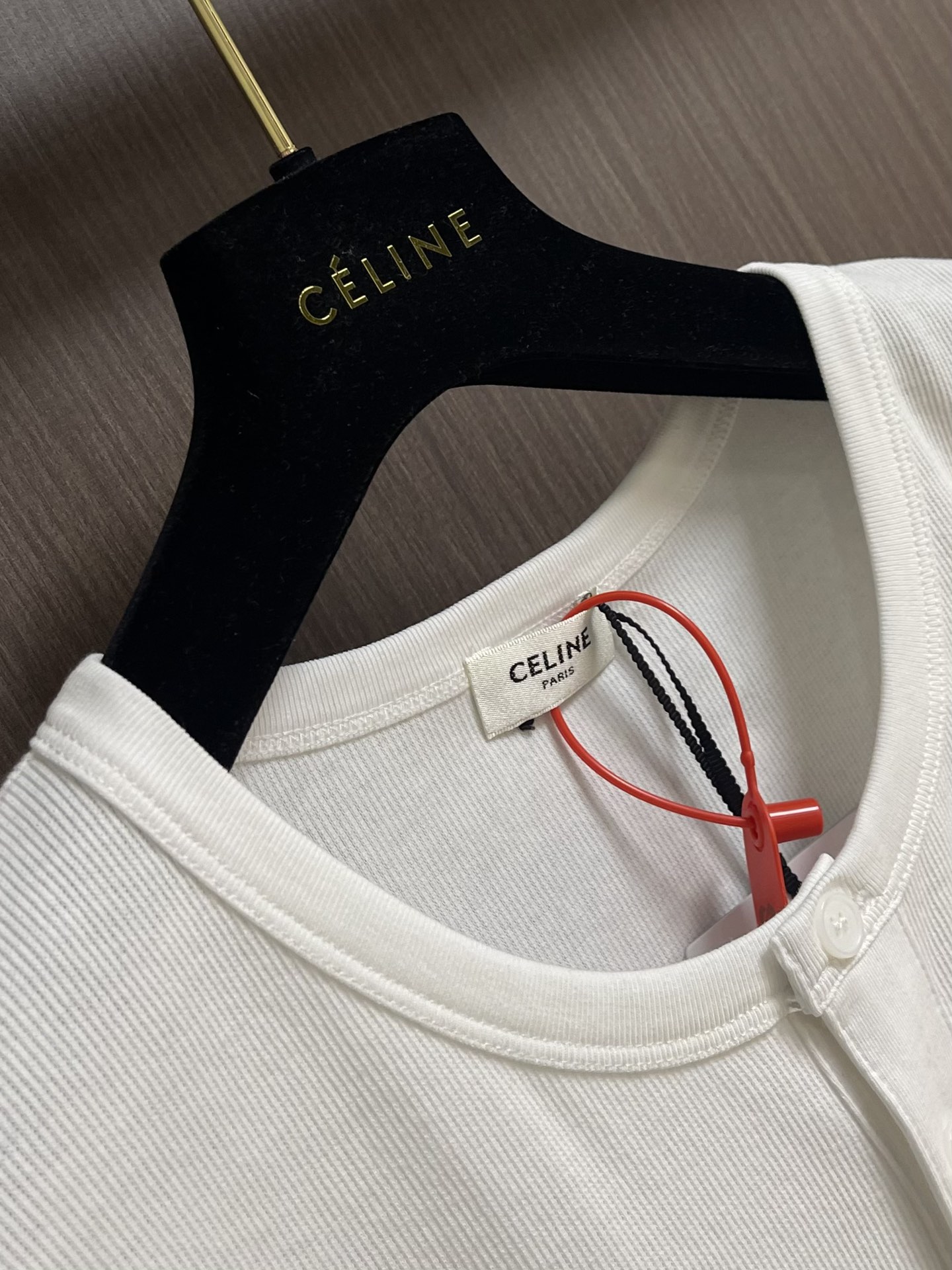 Celine 凯旋门刺绣长袖T恤 定制逸韧全棉针织绸 柔软顺滑 舒适贴肤 以深邃黑色为底 沉稳大气 标志