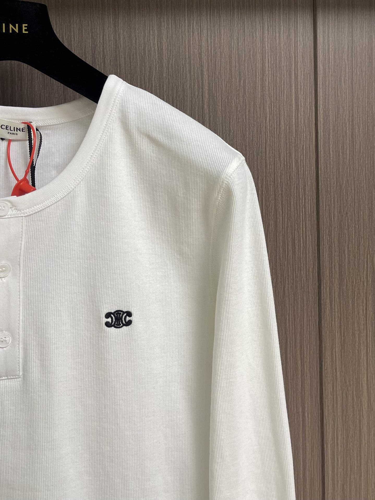 Celine 凯旋门刺绣长袖T恤 定制逸韧全棉针织绸 柔软顺滑 舒适贴肤 以深邃黑色为底 沉稳大气 标志