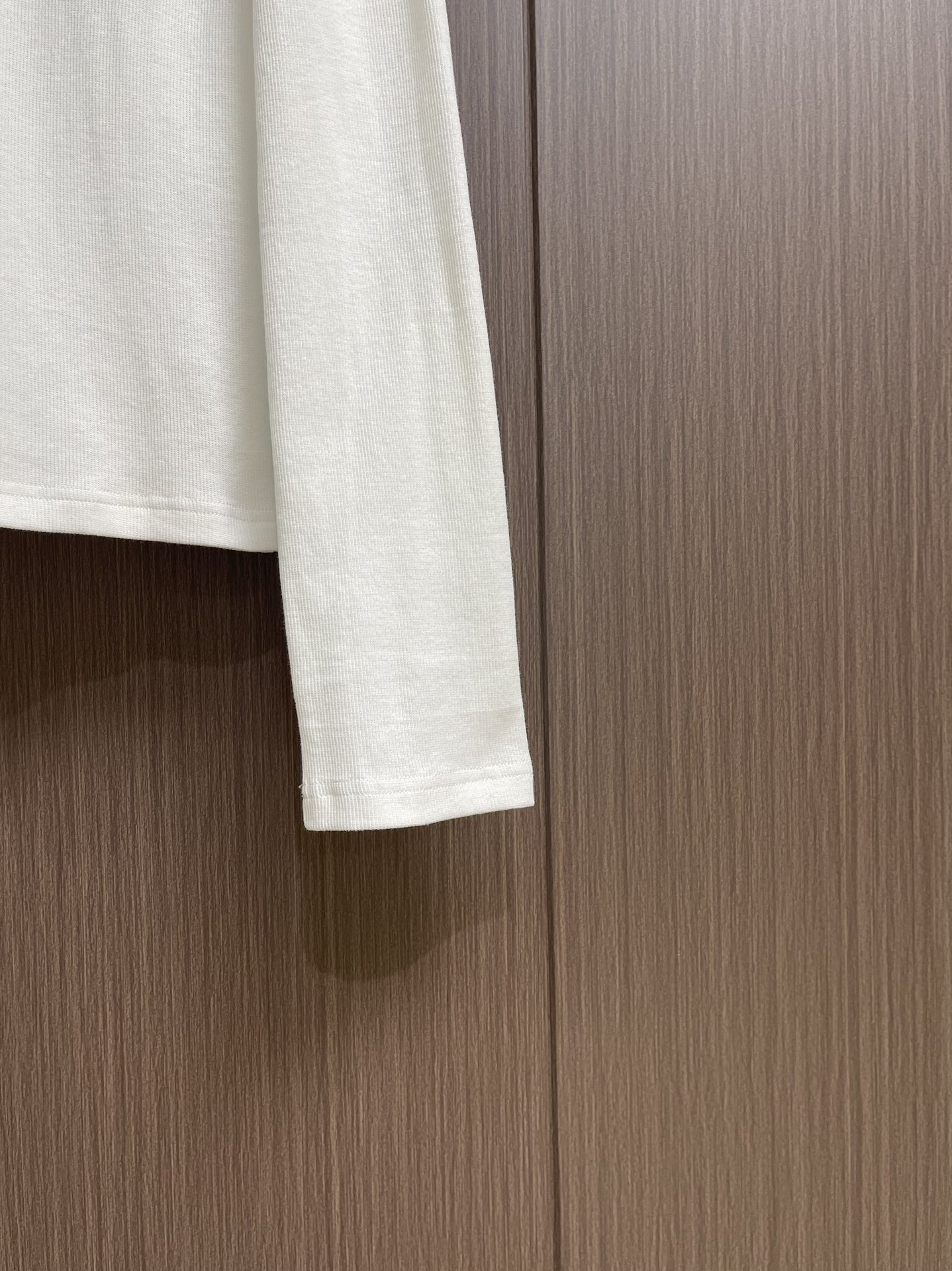 Celine 凯旋门刺绣长袖T恤 定制逸韧全棉针织绸 柔软顺滑 舒适贴肤 以深邃黑色为底 沉稳大气 标志