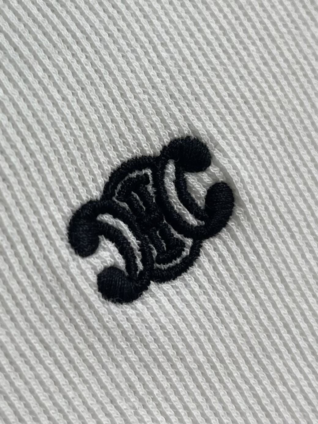 Celine 凯旋门刺绣长袖T恤 定制逸韧全棉针织绸 柔软顺滑 舒适贴肤 以深邃黑色为底 沉稳大气 标志