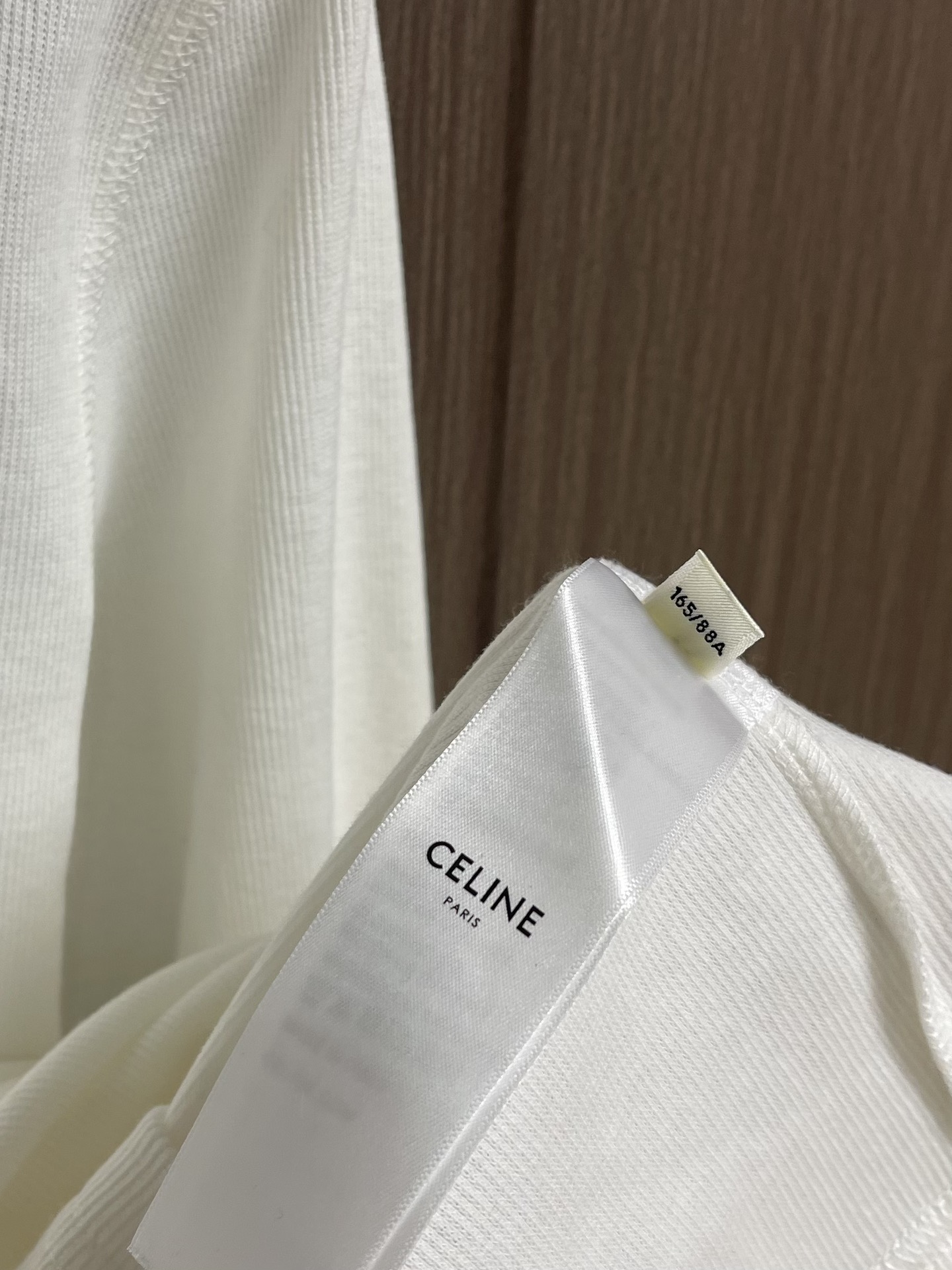 Celine 凯旋门刺绣长袖T恤 定制逸韧全棉针织绸 柔软顺滑 舒适贴肤 以深邃黑色为底 沉稳大气 标志