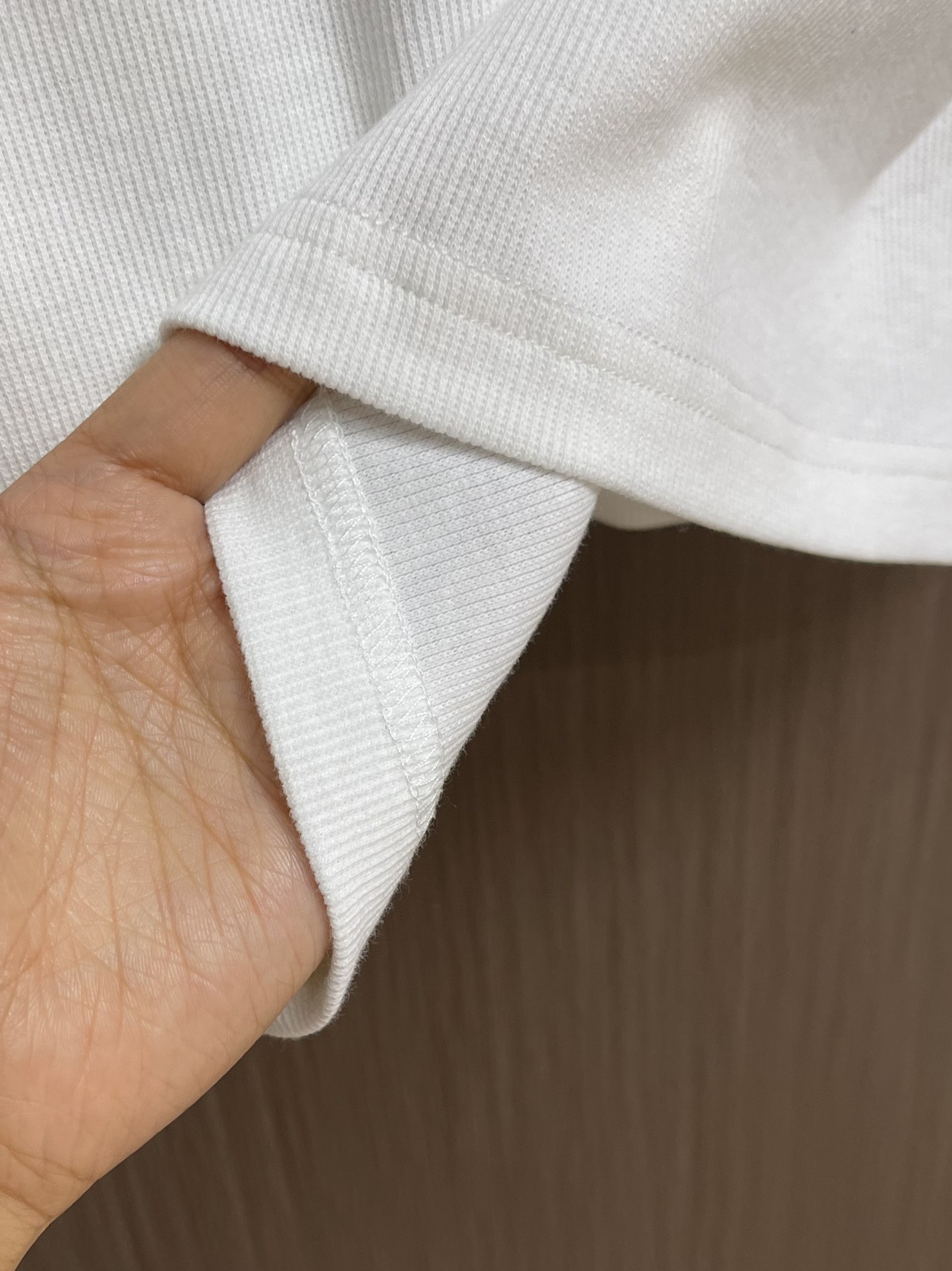 Celine 凯旋门刺绣长袖T恤 定制逸韧全棉针织绸 柔软顺滑 舒适贴肤 以深邃黑色为底 沉稳大气 标志