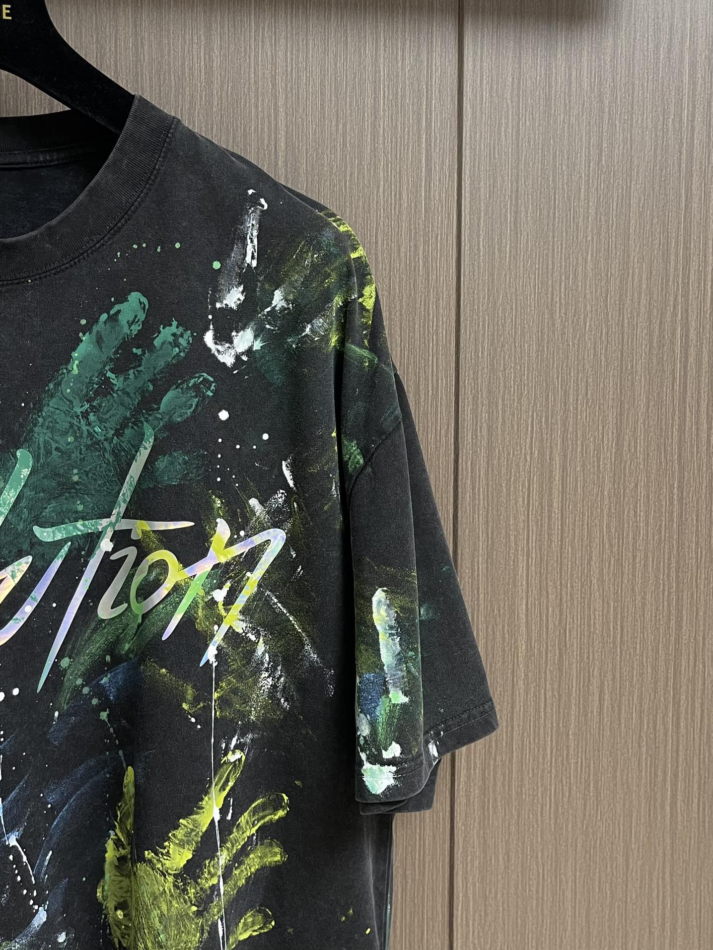 谢霆锋同款短袖T恤，以其独特的设计与高性价比，成为2025年演唱会周边市场的爆款单品。以