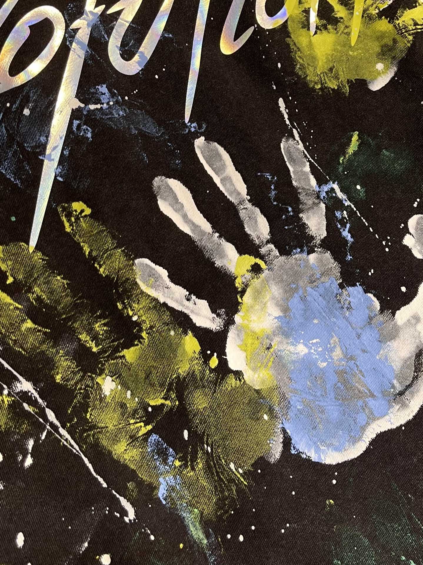 谢霆锋同款短袖T恤，以其独特的设计与高性价比，成为2025年演唱会周边市场的爆款单品。以