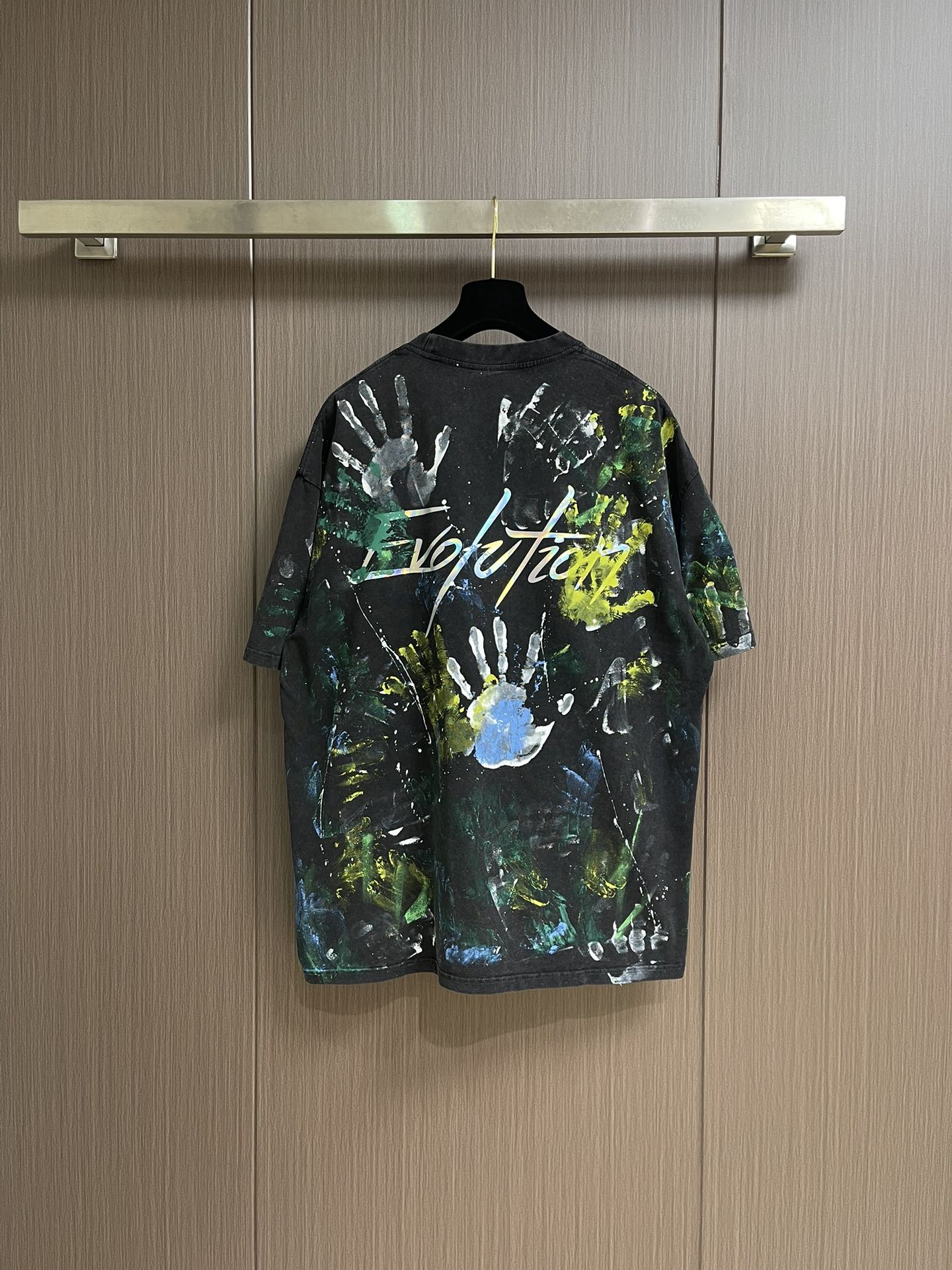 谢霆锋同款短袖T恤，以其独特的设计与高性价比，成为2025年演唱会周边市场的爆款单品。以