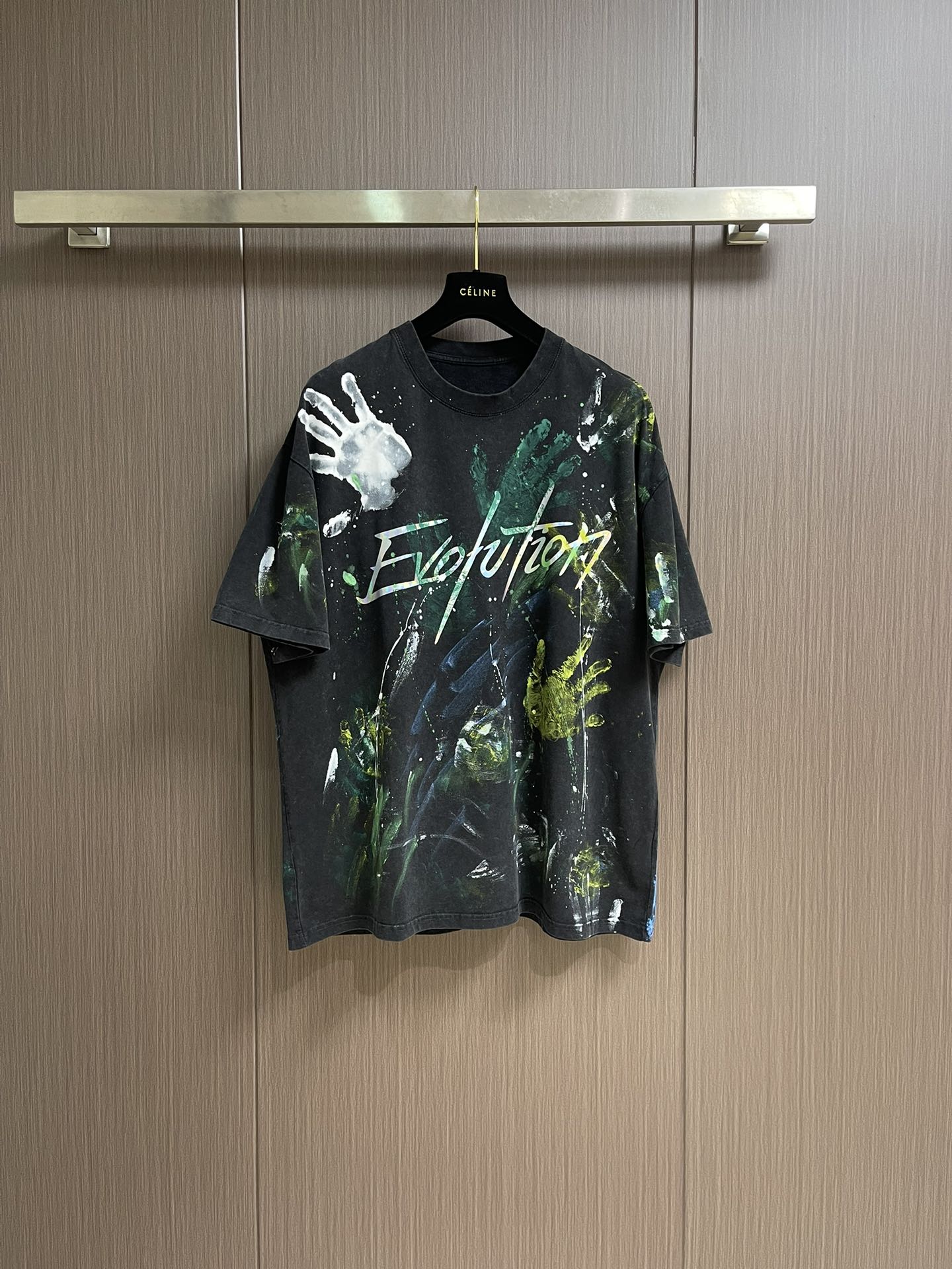 NO:529353,Nicholas Tse's short-sleeved T-shirt has become a hit item in the 2025 concert peripheral market with its unique design and high cost performance. Taking the 'EvolutionNicLive Evolution Concert' series as an example, its old-fashioned black short-sleeved use of 280 grams of heavy pure cotton fabric, which has been processed through special washing process, presenting a retro and worn texture.  The soft and breathable cotton is retained, and the crispness of the style is enhanced by heavy weight. In terms of design, the English reflective printing of the concert theme 'Evolution' is printed on the chest. It can present a 3M reflective effect under night lights. It is matched with lightning logo or color block song list elements, which is both trendy and recognizable. The series is not limited to concert scenes, but its American retro style and oversize style design make it a versatile item for daily wear, and can easily create a star style with or without a pairing. Size XS-L, versace, T-shirt, tees, t-shirt, alexander wang19860909谢霆锋同款短袖T恤,以其独特的设计与高性价比,成为2025年演唱会周边市场的爆款单品.以'EvolutionNicLive进化演唱会'系列为例,其做旧水洗黑短袖采用280克重磅纯棉面料,经过特殊水洗工艺处理, 呈现出复古磨破的质感 既保留了棉质的柔软透气,又通过重磅克重增强了版型的挺括感.设计上,胸前印有演唱会主题'Evolution'英文反光印花,夜间灯光下可呈现3M反光效果,搭配闪电标志或色块歌单元素,兼具潮流感与辨识度.该系列不仅限于演唱会场景,其美式复古风格与oversize版型设计,使其成为日常穿搭的百搭单品,搭配或即可轻松打造明星范.尺码XS-L,,versace,T-shirt,tees，t-shirt,alexander wang,Men's clothing