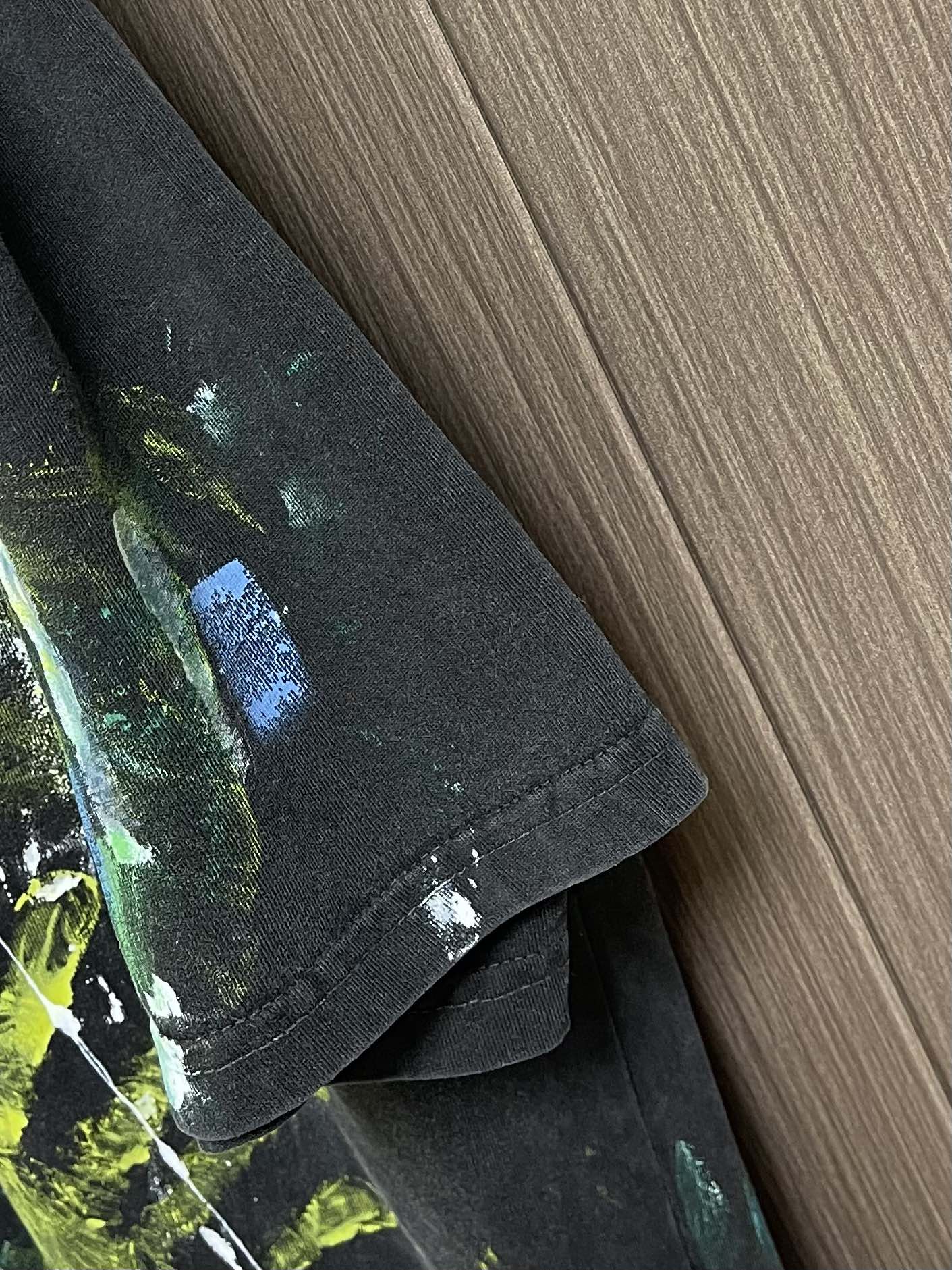 谢霆锋同款短袖T恤，以其独特的设计与高性价比，成为2025年演唱会周边市场的爆款单品。以