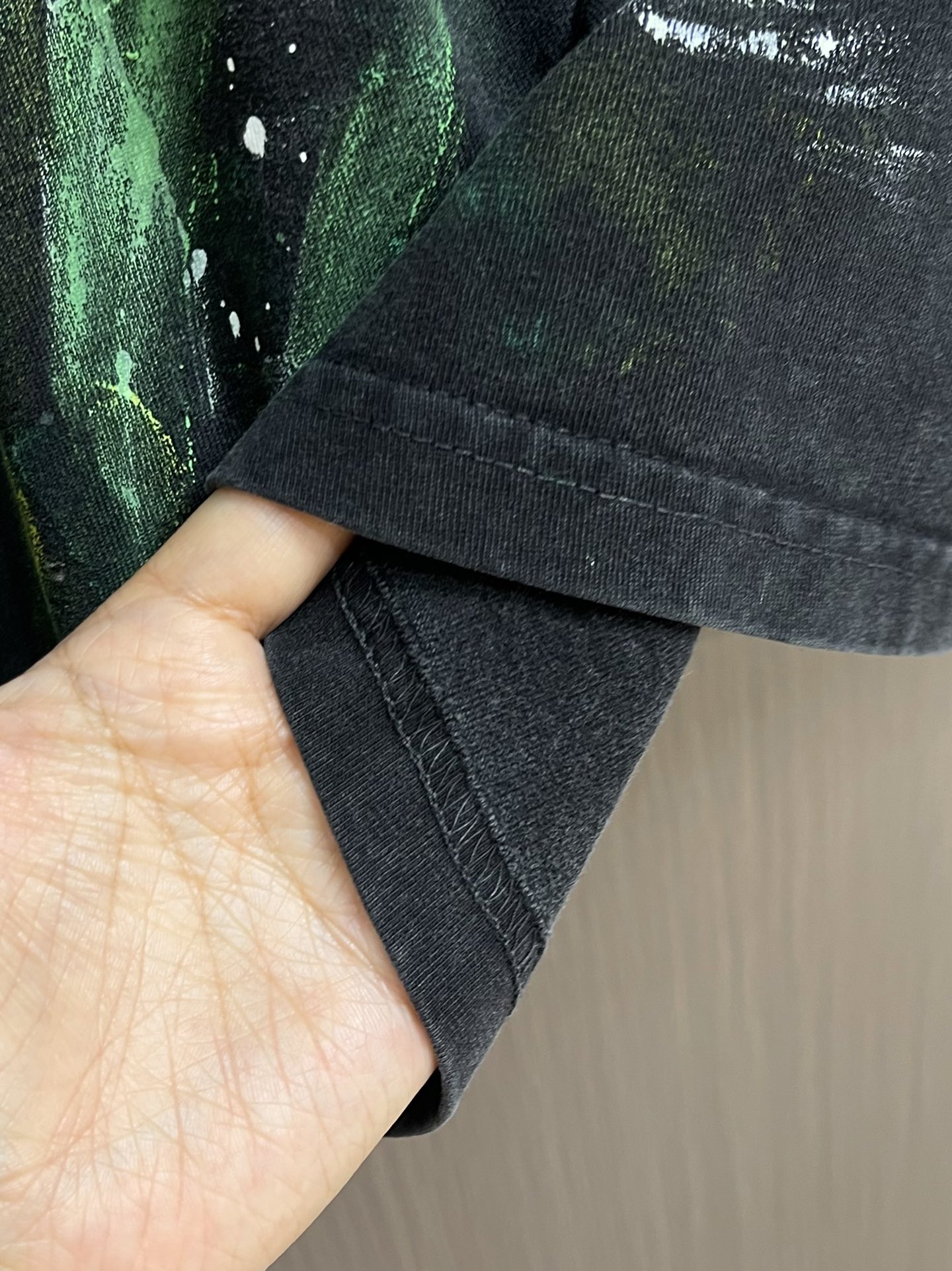 谢霆锋同款短袖T恤，以其独特的设计与高性价比，成为2025年演唱会周边市场的爆款单品。以