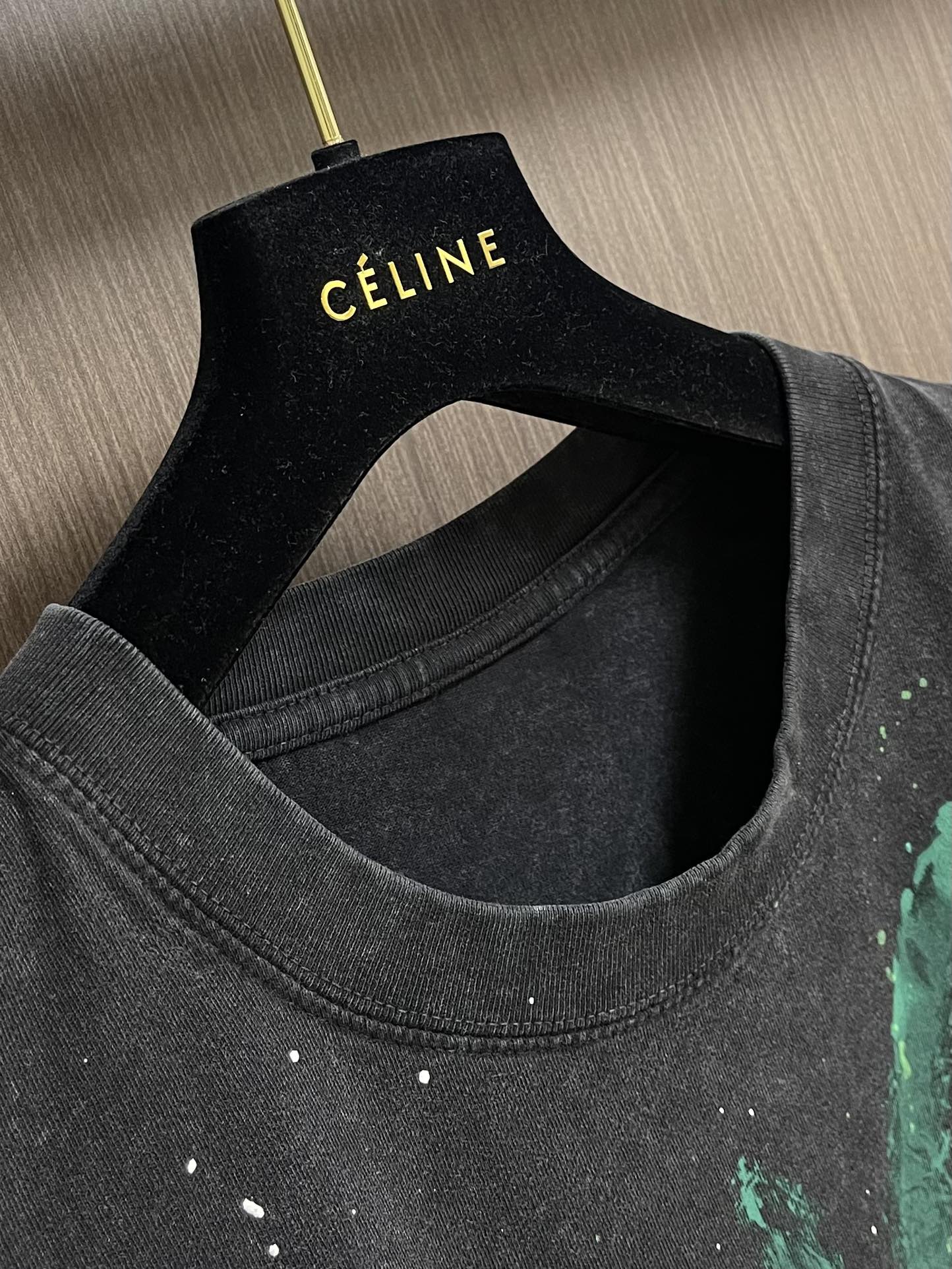 谢霆锋同款短袖T恤，以其独特的设计与高性价比，成为2025年演唱会周边市场的爆款单品。以