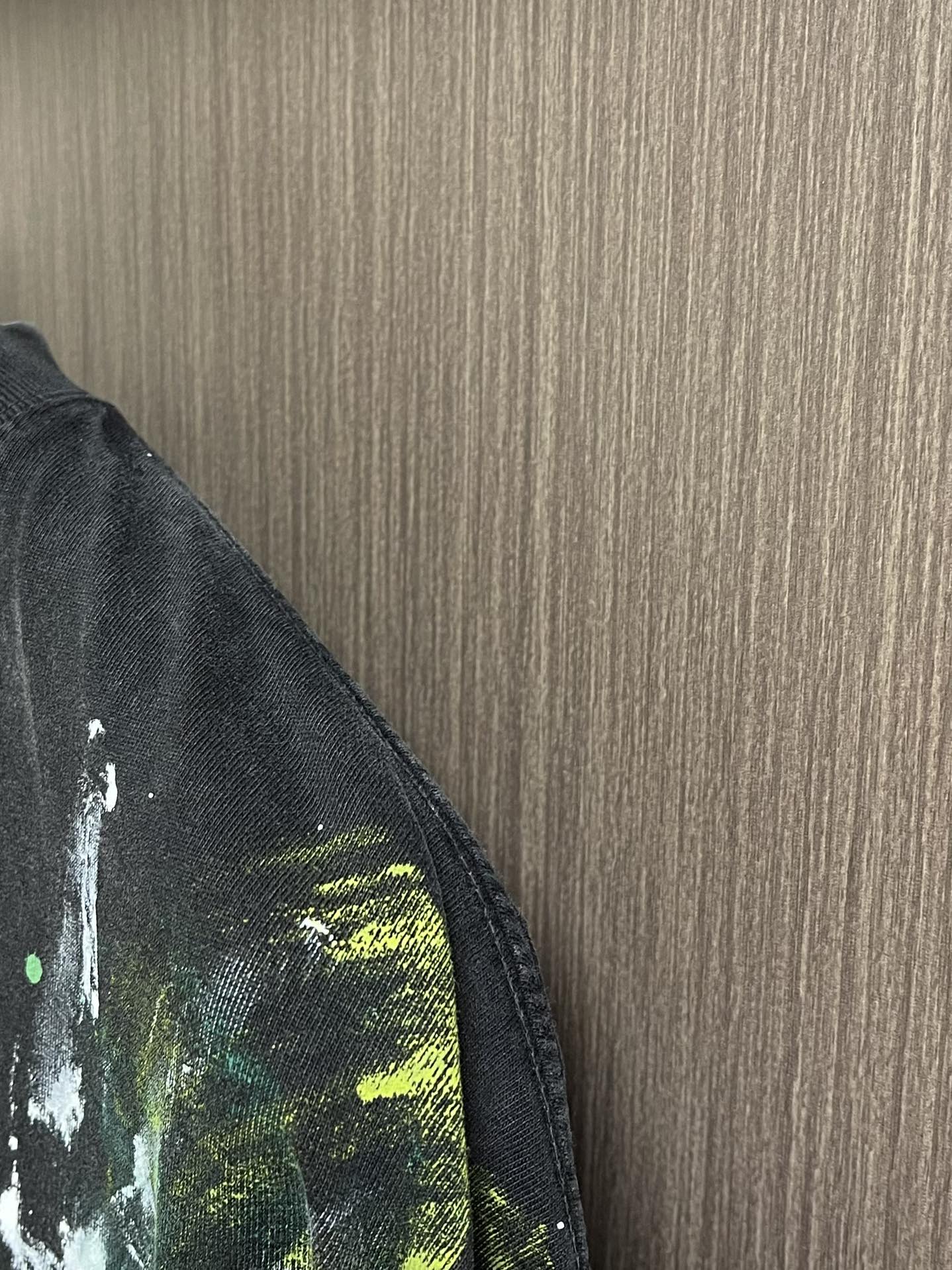 谢霆锋同款短袖T恤，以其独特的设计与高性价比，成为2025年演唱会周边市场的爆款单品。以