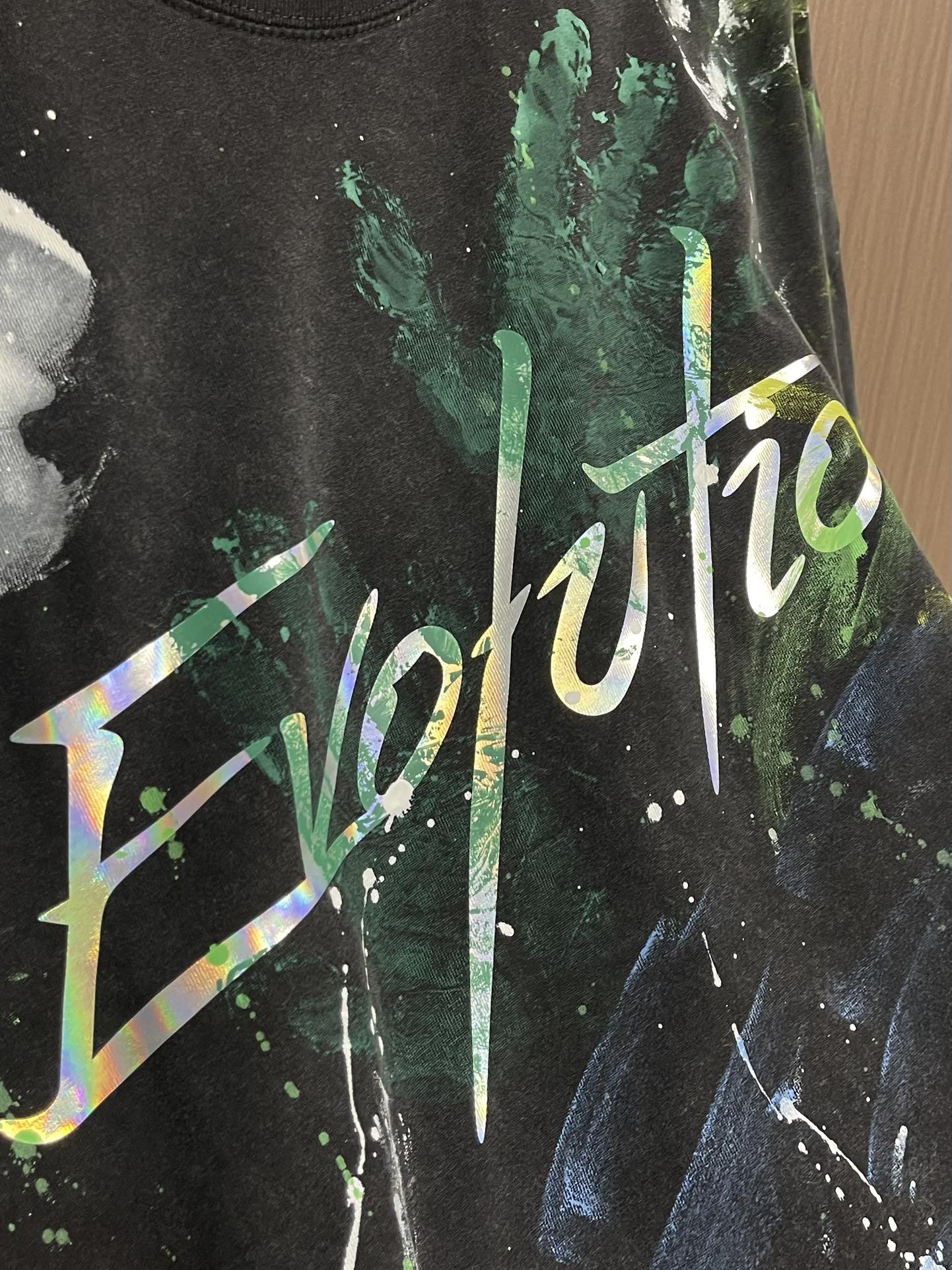 谢霆锋同款短袖T恤，以其独特的设计与高性价比，成为2025年演唱会周边市场的爆款单品。以