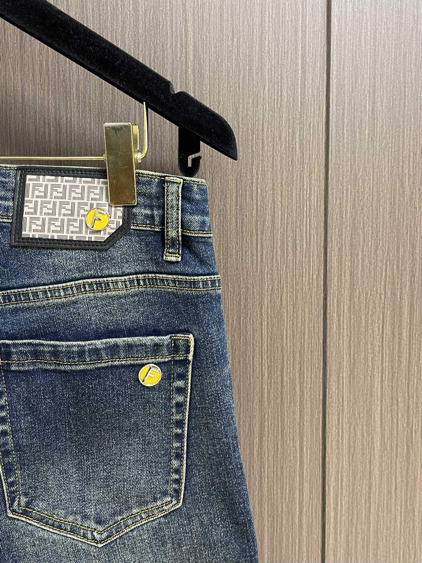 Fendi 新款卷边牛仔裤，订制进口丹宁布料，质感卓然。经典五袋设计，后腰 logo标识设计，原厂一致五