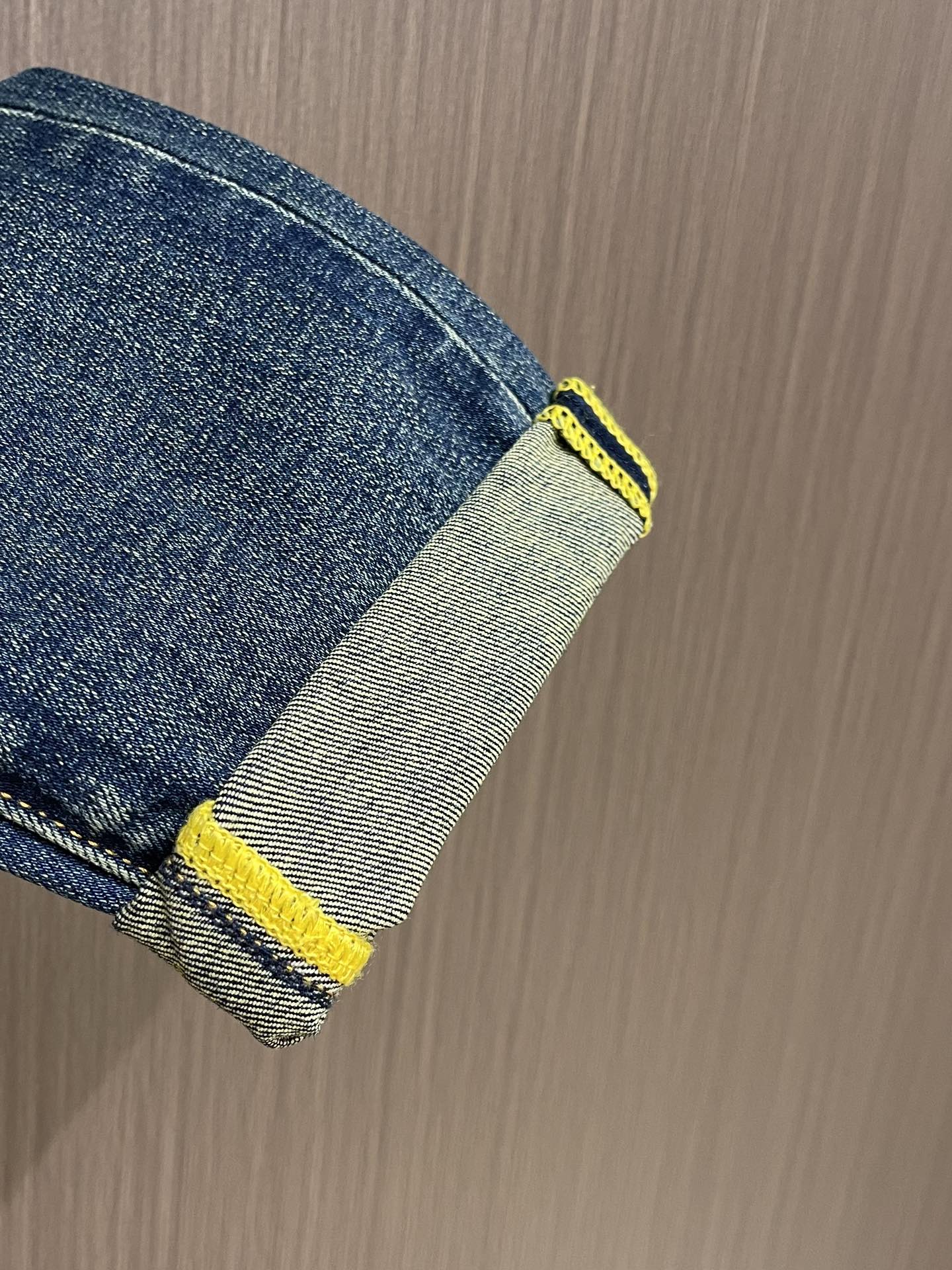 Fendi 新款卷边牛仔裤，订制进口丹宁布料，质感卓然。经典五袋设计，后腰 logo标识设计，原厂一致五