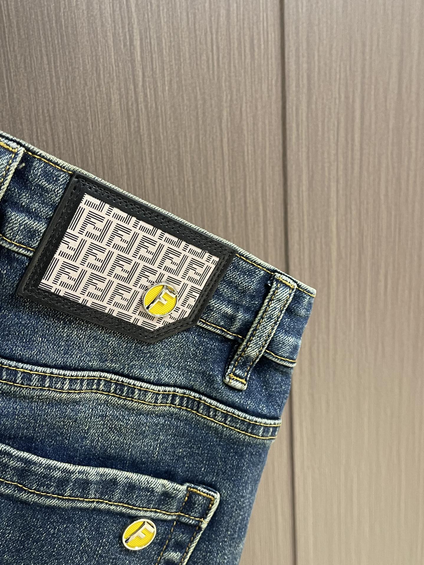 Fendi 新款卷边牛仔裤，订制进口丹宁布料，质感卓然。经典五袋设计，后腰 logo标识设计，原厂一致五
