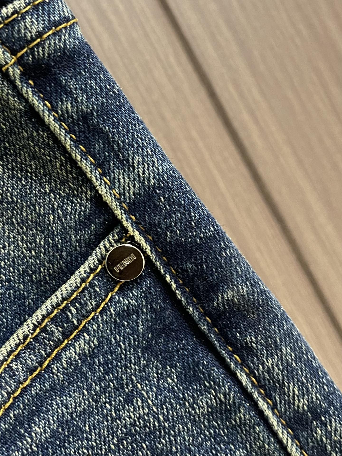 Fendi 新款卷边牛仔裤，订制进口丹宁布料，质感卓然。经典五袋设计，后腰 logo标识设计，原厂一致五