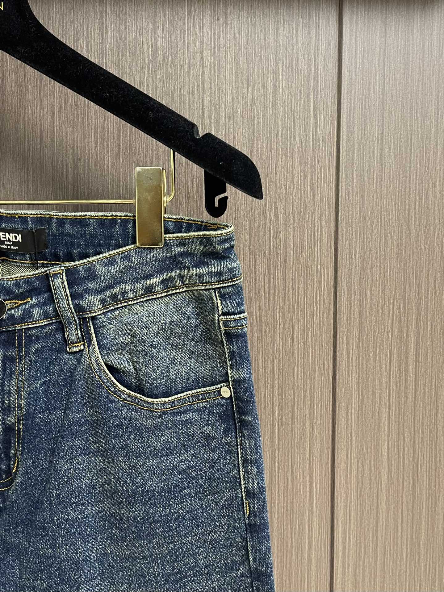 Fendi 新款卷边牛仔裤，订制进口丹宁布料，质感卓然。经典五袋设计，后腰 logo标识设计，原厂一致五