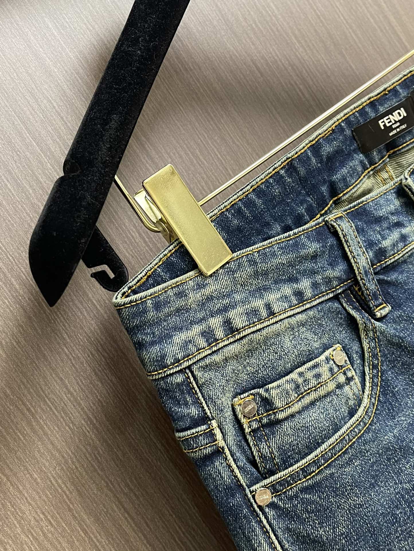 Fendi 新款卷边牛仔裤，订制进口丹宁布料，质感卓然。经典五袋设计，后腰 logo标识设计，原厂一致五