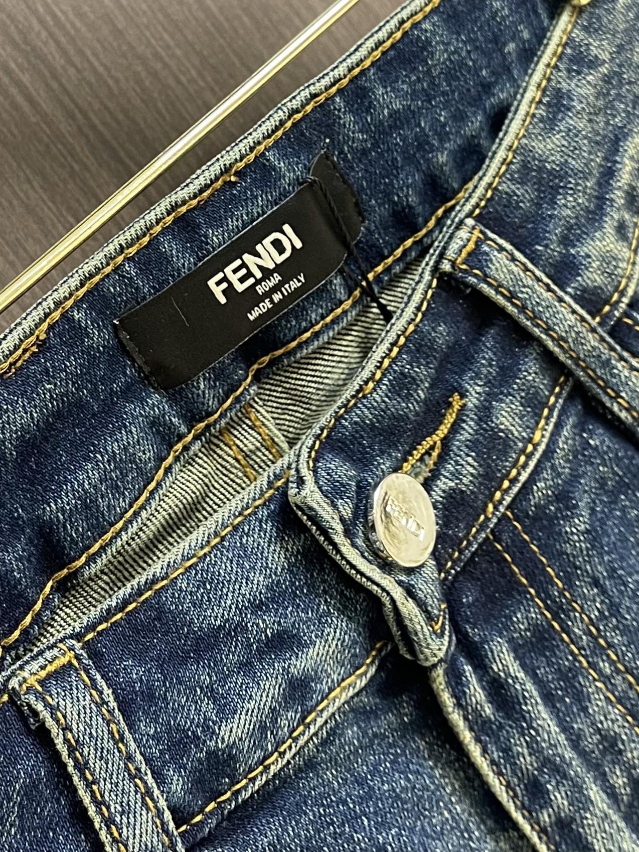 Fendi 新款卷边牛仔裤，订制进口丹宁布料，质感卓然。经典五袋设计，后腰 logo标识设计，原厂一致五