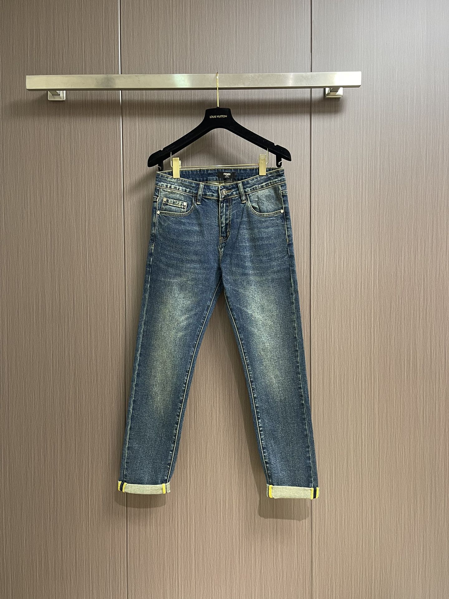 NO:528015,Fendi's new curly jeans, customized imported denim fabric, excellent texture. Classic five-bag design, waist logo design, original consistent hardware and accessories, the details are the ultimate, and the production is perfect. Size 28-38 35 37, fendi, jeans, alexander wang19860909Fendi 新款卷边牛仔裤,订制进口丹宁布料,质感卓然.经典五袋设计,后腰 logo标识设计,原厂一致五金辅料,细节做到极致,出品堪称完美.尺码28-38 有35 无37,,fendi,jeans,alexander wang,Men's clothing