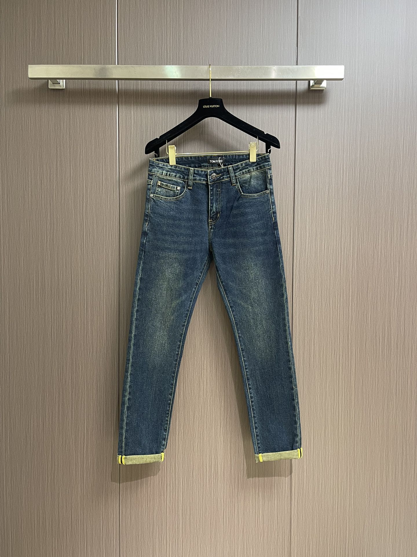 NO:528017,TOM FORD 2025SS men's early autumn wash three-dimensional tailoring jeans, early spring series, the thickness is perfectly connected to the replacement of the two seasons, the old texture, the ubiquitous three-dimensional tailoring details, and the leather brand at the back waist is conspicuous!  Size 28-38 35 No 37,,tom ford,jeans,alexander wang19860909TOM FORD 2025SS男士早秋水洗立体剪裁牛仔裤,早春系列,厚薄程度正好完美衔接两季的更替,做旧感的质地,无处不在的立体剪裁细节,后腰处皮牌显眼档次！尺码28-38 有35 无37,,tom ford,jeans,alexander wang,Men's clothing