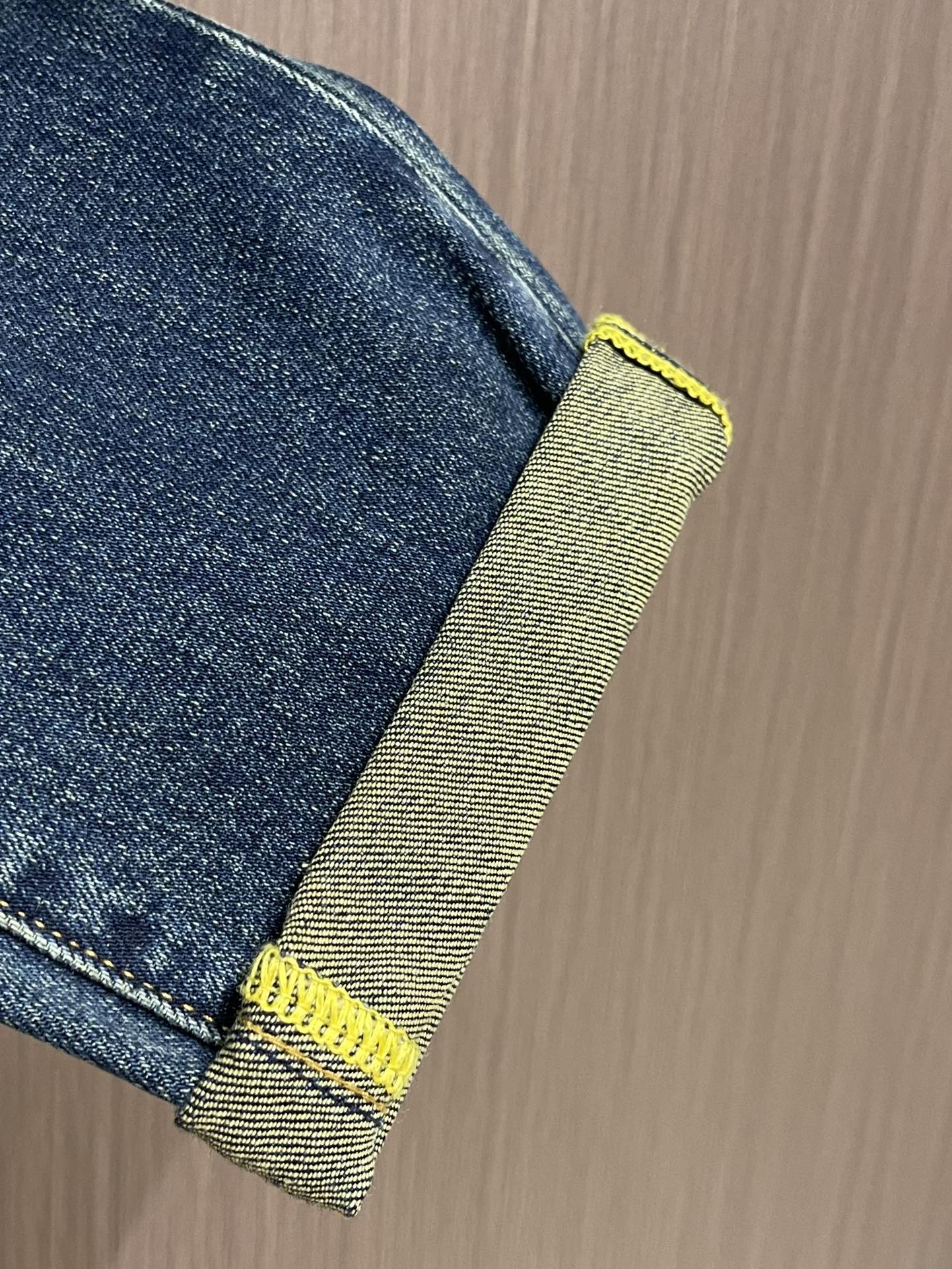 TOM FORD 2025SS男士早秋水洗立体剪裁牛仔裤，2024年早春系列，厚薄程度正好完美衔接两季的