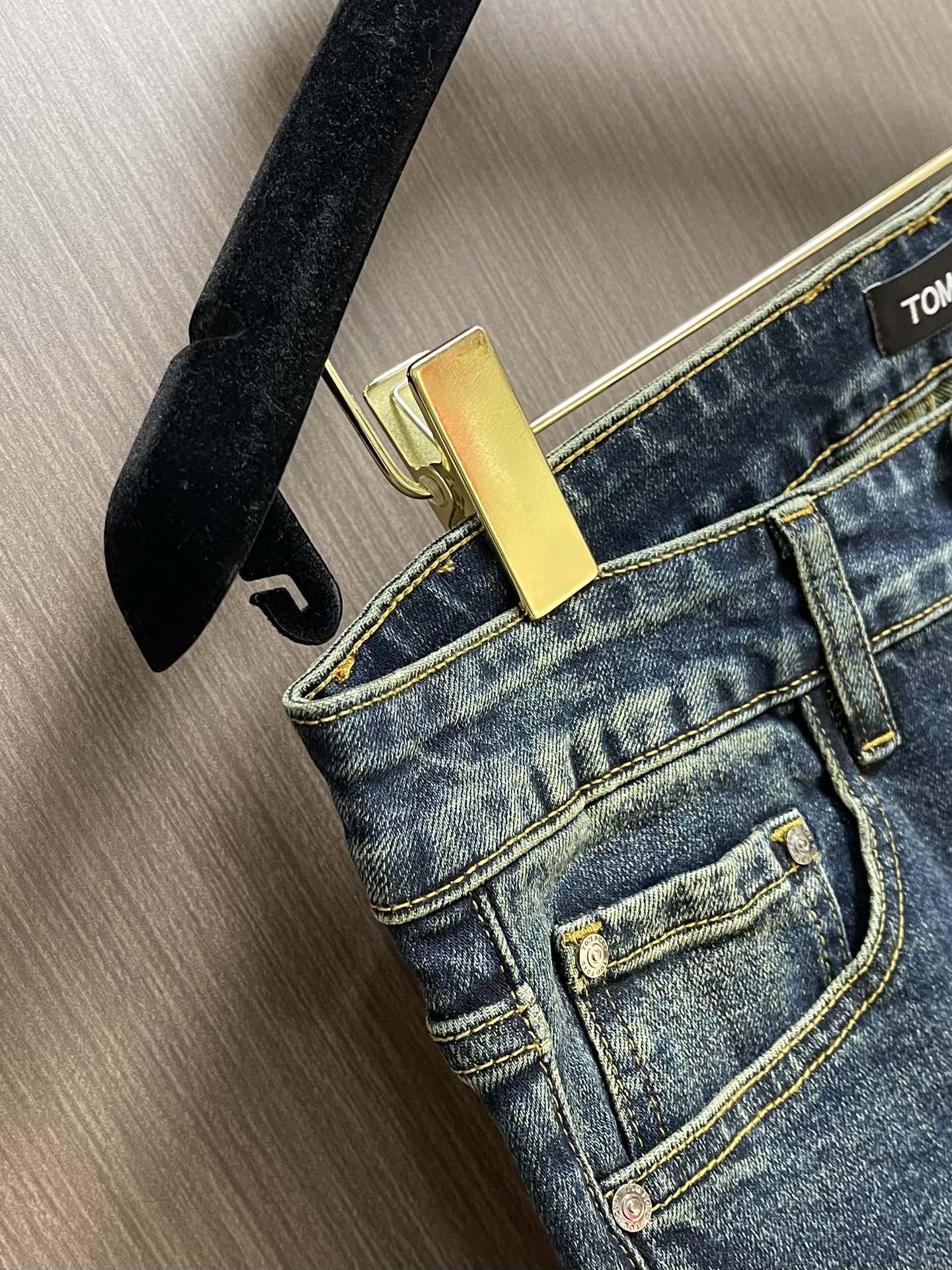 TOM FORD 2025SS男士早秋水洗立体剪裁牛仔裤，2024年早春系列，厚薄程度正好完美衔接两季的