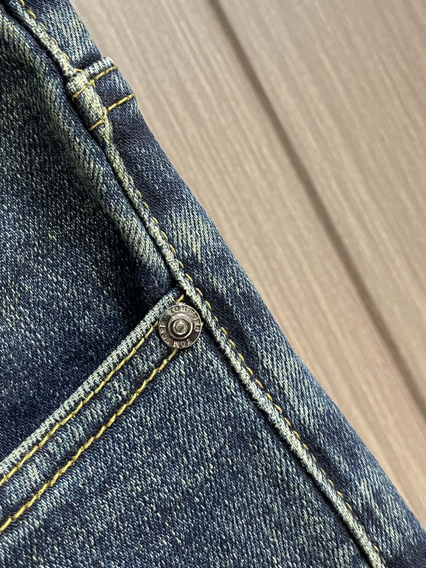 TOM FORD 2025SS男士早秋水洗立体剪裁牛仔裤，2024年早春系列，厚薄程度正好完美衔接两季的