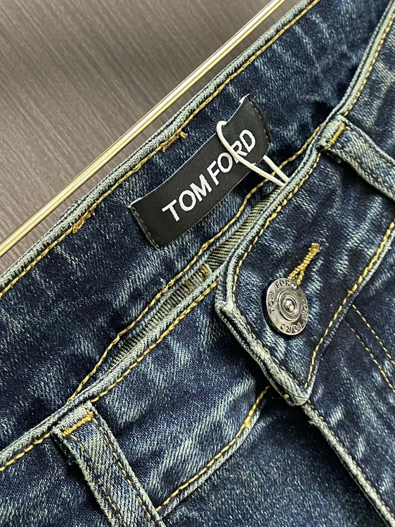 TOM FORD 2025SS男士早秋水洗立体剪裁牛仔裤，2024年早春系列，厚薄程度正好完美衔接两季的