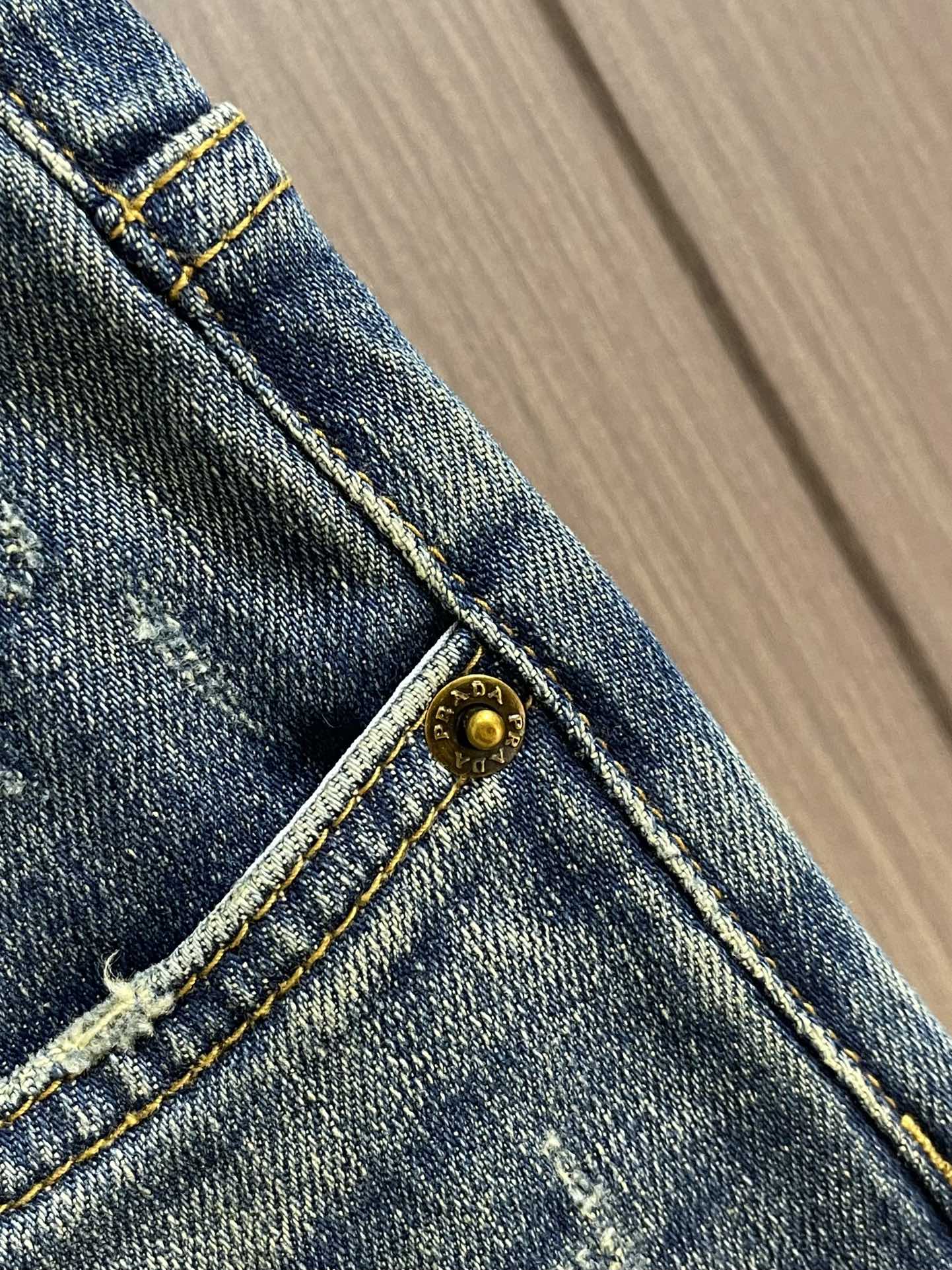 Prada 三角标识牛仔裤 定制复刻 客供五金辅料 原单品质 进口牛仔面料重工洗水 做工走线精细 上身绝