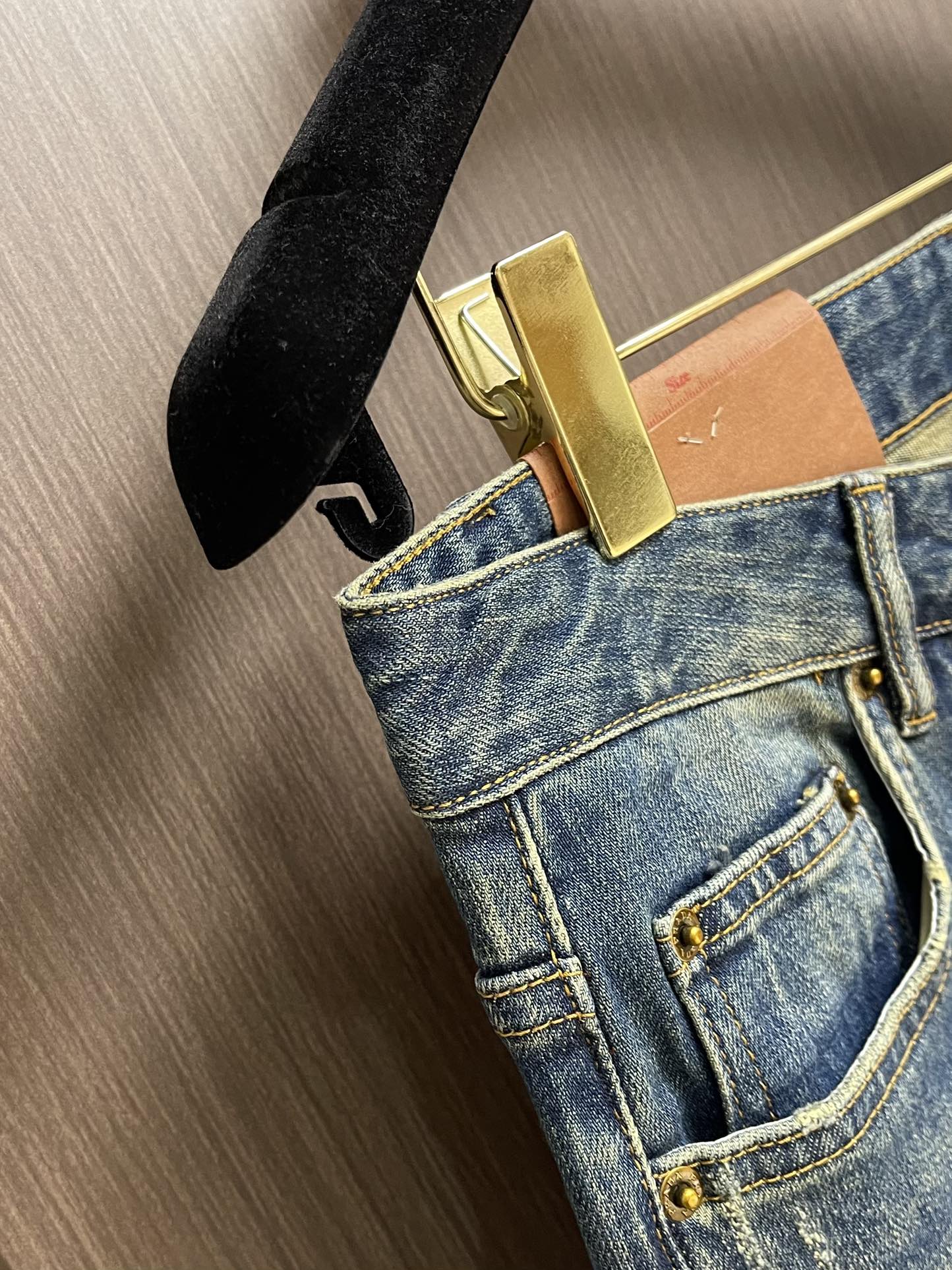 Prada 三角标识牛仔裤 定制复刻 客供五金辅料 原单品质 进口牛仔面料重工洗水 做工走线精细 上身绝