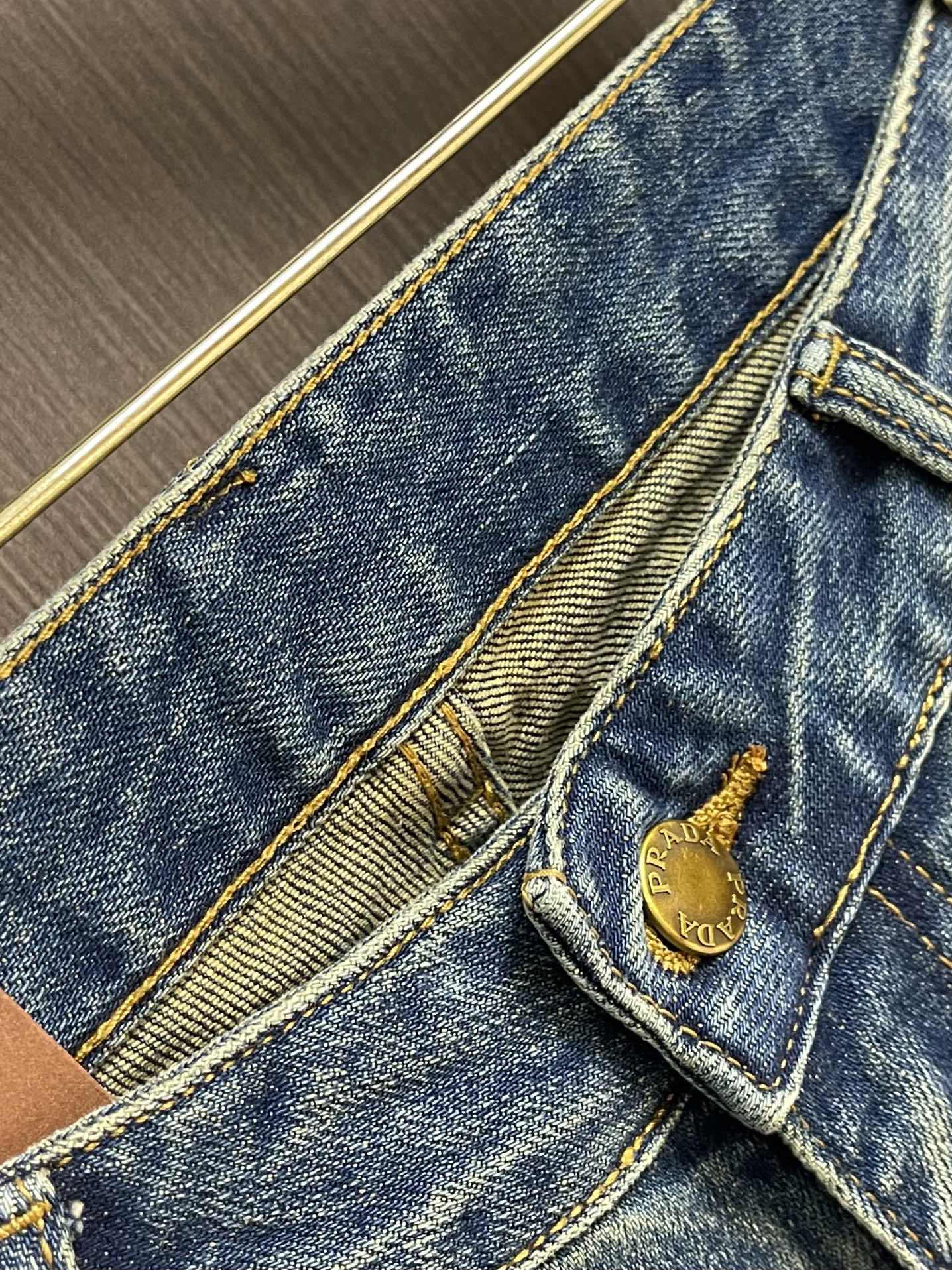 Prada 三角标识牛仔裤 定制复刻 客供五金辅料 原单品质 进口牛仔面料重工洗水 做工走线精细 上身绝