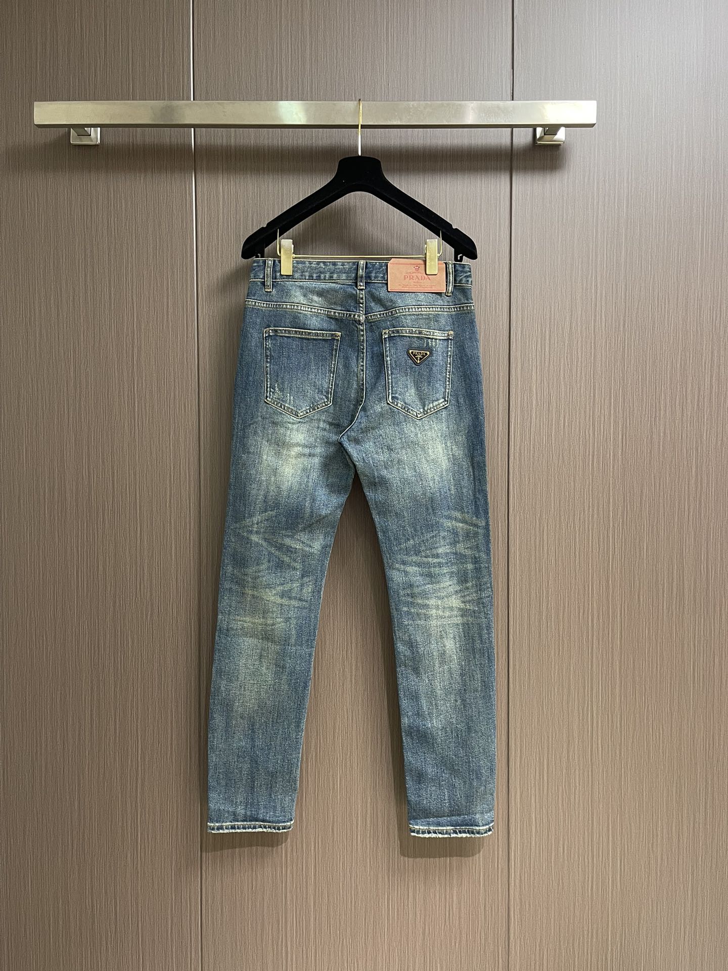 Prada 三角标识牛仔裤 定制复刻 客供五金辅料 原单品质 进口牛仔面料重工洗水 做工走线精细 上身绝