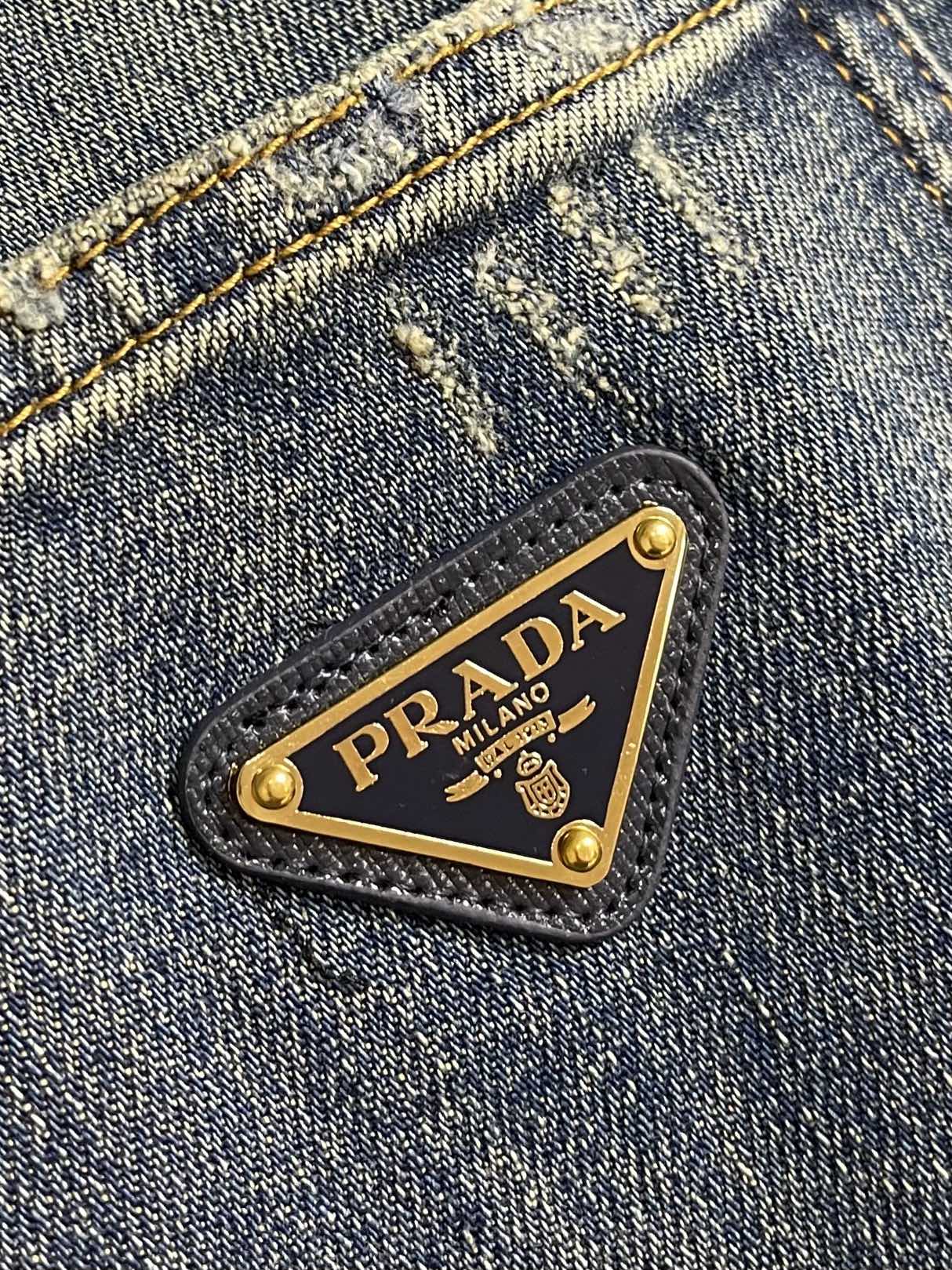 Prada 三角标识牛仔裤 定制复刻 客供五金辅料 原单品质 进口牛仔面料重工洗水 做工走线精细 上身绝