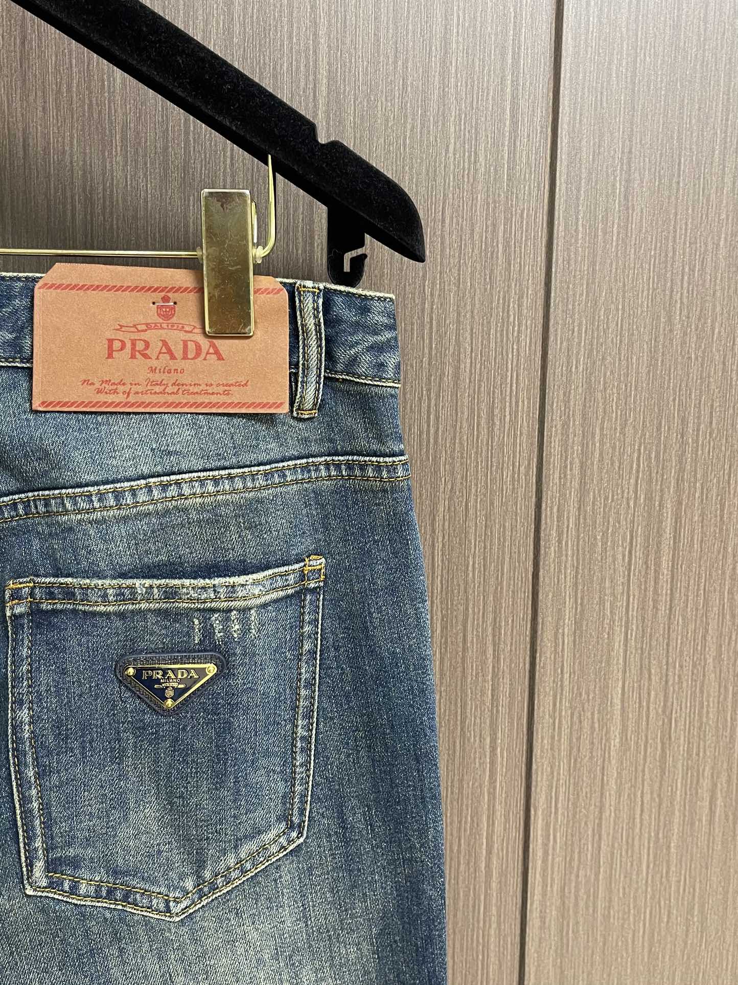 Prada 三角标识牛仔裤 定制复刻 客供五金辅料 原单品质 进口牛仔面料重工洗水 做工走线精细 上身绝