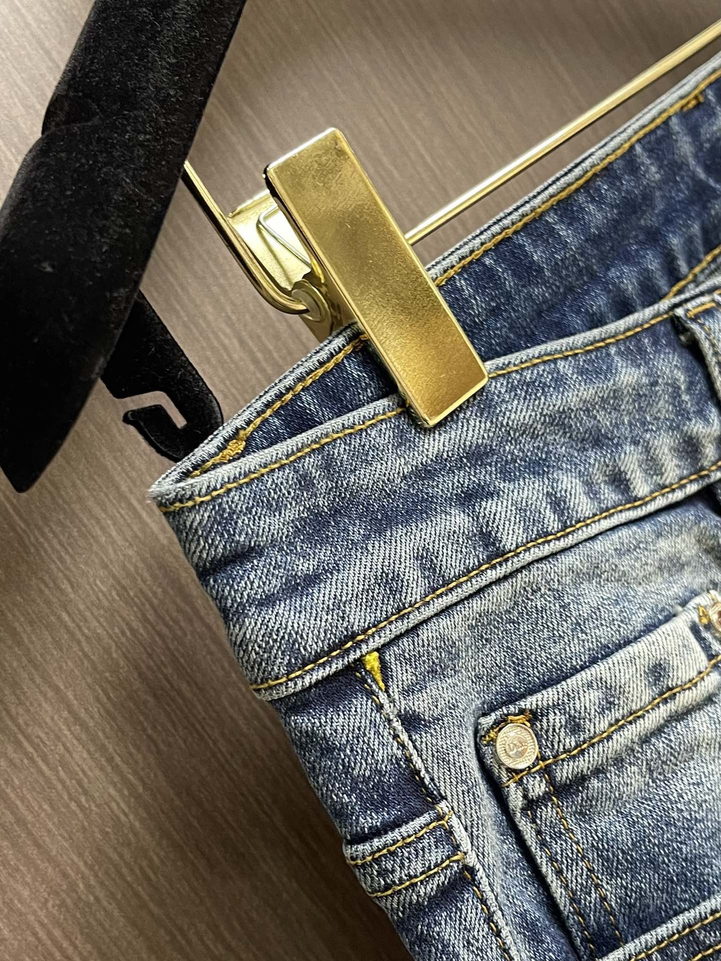 Dior 新款刺绣标识牛仔裤 进口土耳其纯棉牛仔牛面料 色泽靓丽，透气，修身版型 微弹力面料 随意百搭 