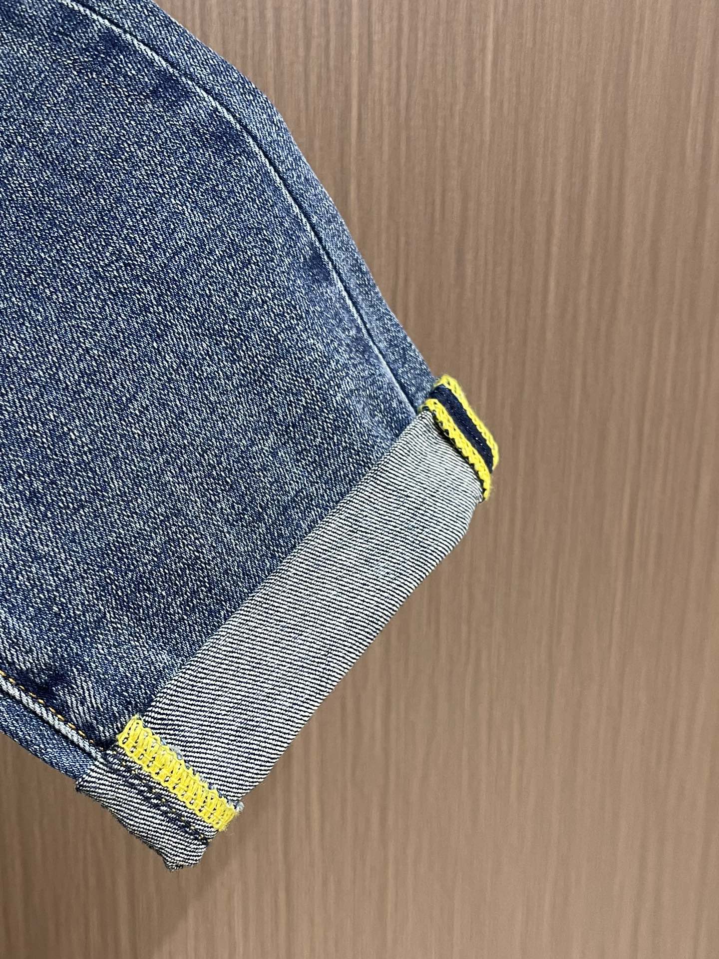 Dior 新款刺绣标识牛仔裤 进口土耳其纯棉牛仔牛面料 色泽靓丽，透气，修身版型 微弹力面料 随意百搭 