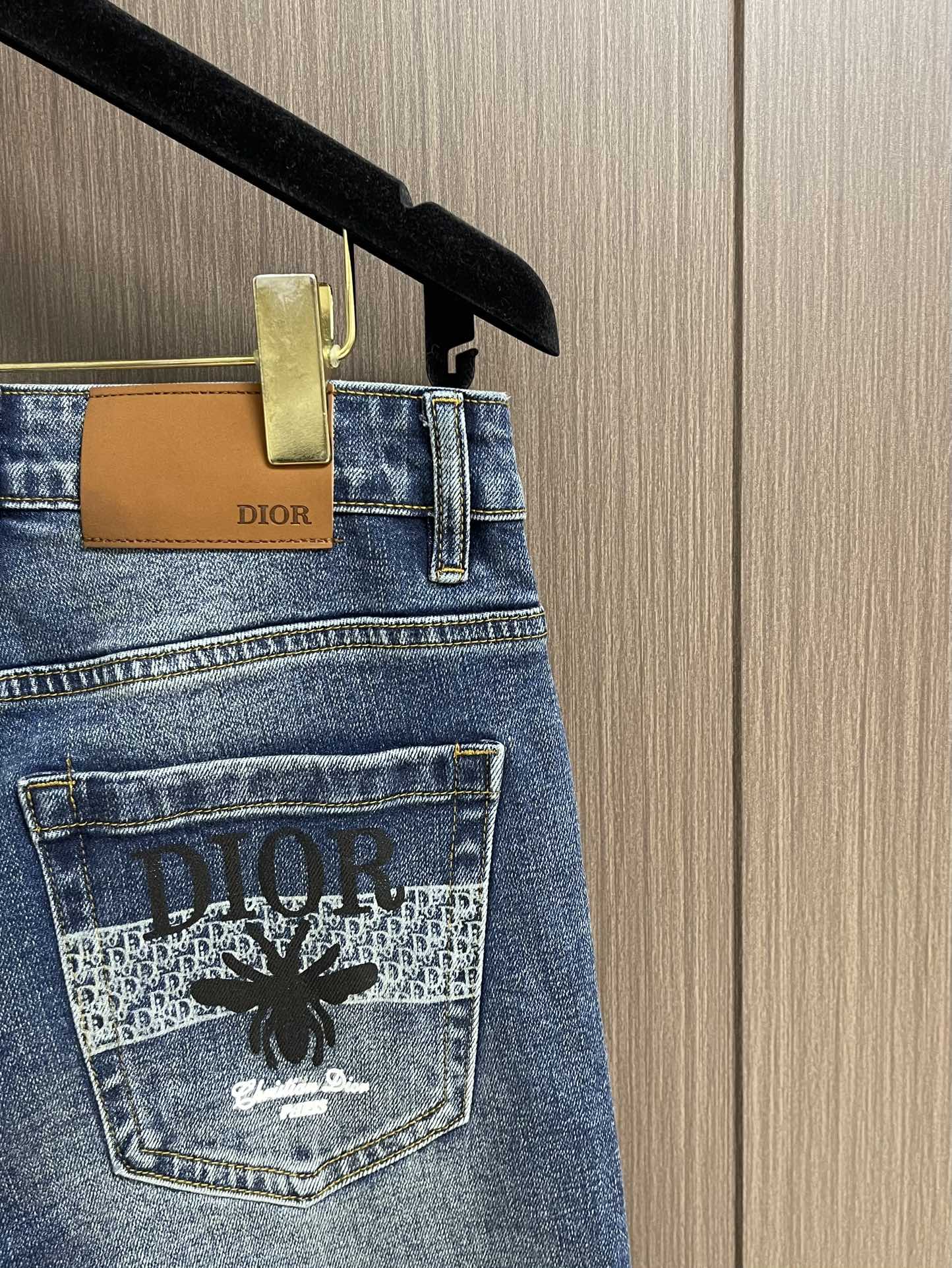 Dior 新款刺绣标识牛仔裤 进口土耳其纯棉牛仔牛面料 色泽靓丽，透气，修身版型 微弹力面料 随意百搭 