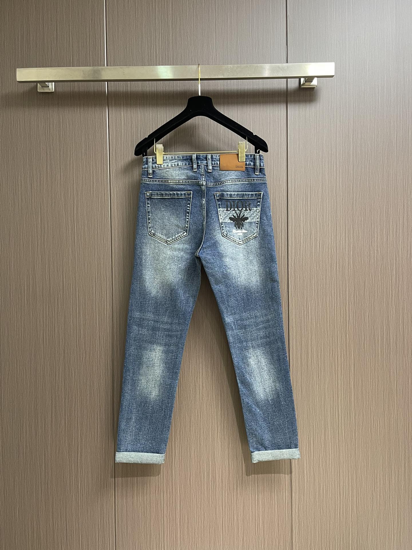Dior 新款刺绣标识牛仔裤 进口土耳其纯棉牛仔牛面料 色泽靓丽，透气，修身版型 微弹力面料 随意百搭 