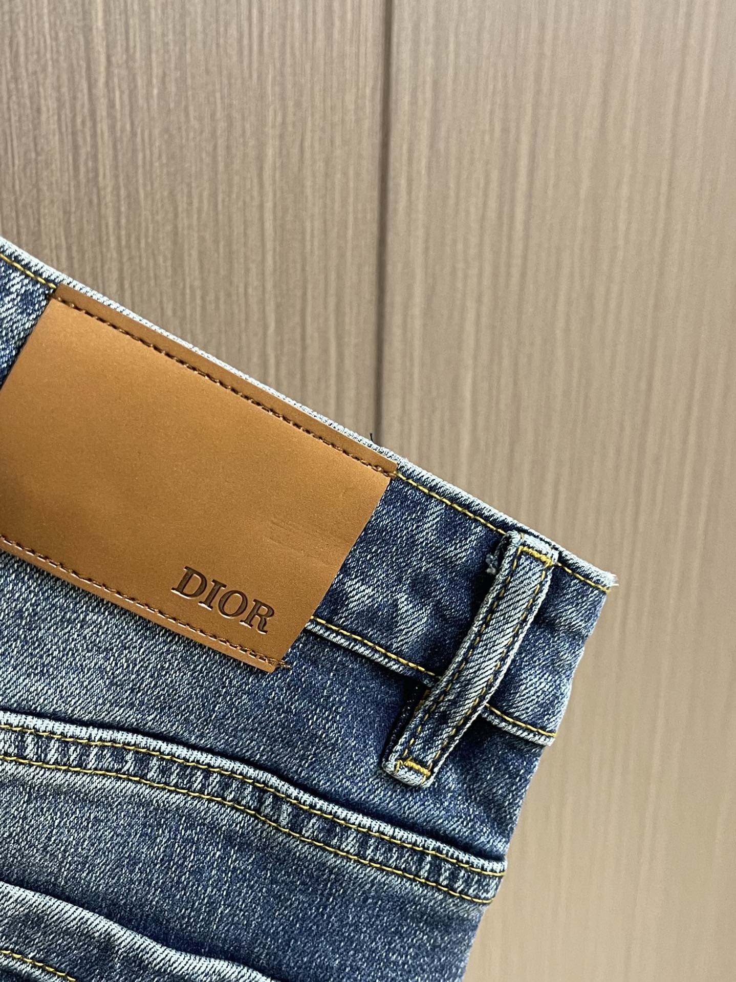 Dior 新款刺绣标识牛仔裤 进口土耳其纯棉牛仔牛面料 色泽靓丽，透气，修身版型 微弹力面料 随意百搭 