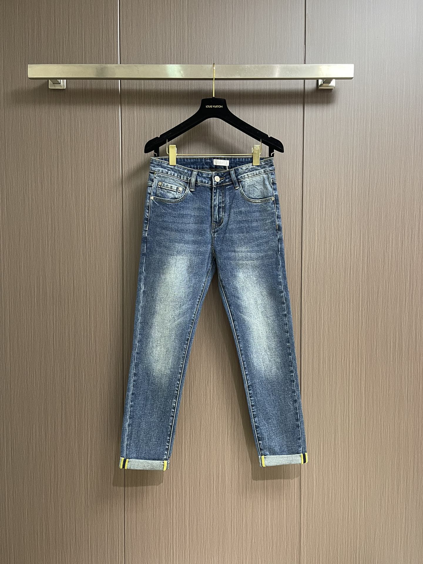 NO:528019,Dior new embroidered logo jeans imported from Turkey pure cotton denim fabric. Beautiful color, breathable, slim fit. Micro-stretch fabric. Randomly versatile. Long-term washing and no deformation. The color will become more and more natural after years. The upper body effect is excellent. The elegant and elegant tailoring, the design is constantly innovating, but always maintains noble and elegant style and taste. The charm of fashion. The style is small straight and fashionable. Size 28-38 35 37,,dior,jeans,alexander wang19860909Dior 新款刺绣标识牛仔裤 进口土耳其纯棉牛仔牛面料 色泽靓丽,透气,修身版型 微弹力面料 随意百搭 久洗不变形 不变色 经过岁月流逝颜色会越来越自然 上身效果极佳.大方优雅的剪裁,设计不断创新却始终保持着高贵优雅的风格和品位 演绎时尚魅惑 版型小直筒 时尚佳品.尺码28-38 有35 无37,,dior,jeans,alexander wang,Men's clothing