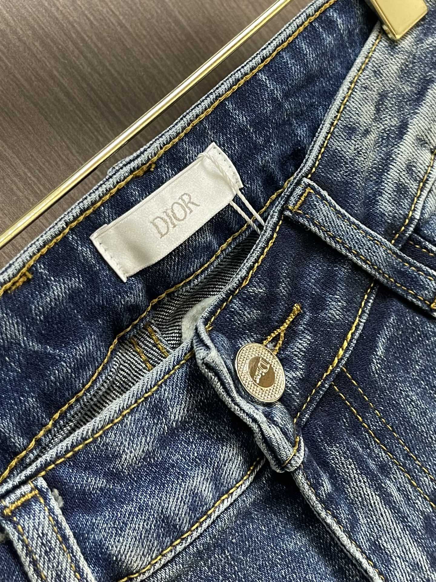 Dior 新款刺绣标识牛仔裤 进口土耳其纯棉牛仔牛面料 色泽靓丽，透气，修身版型 微弹力面料 随意百搭 