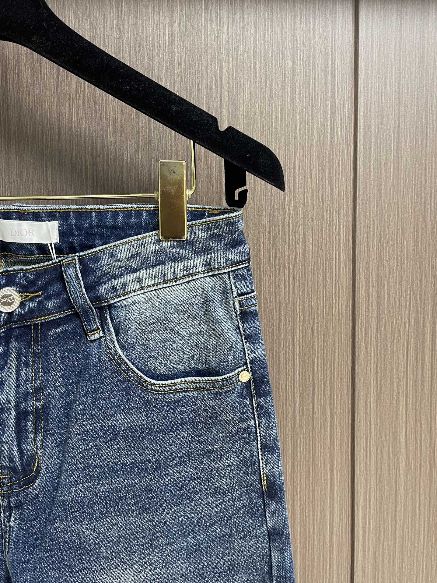 Dior 新款刺绣标识牛仔裤 进口土耳其纯棉牛仔牛面料 色泽靓丽，透气，修身版型 微弹力面料 随意百搭 