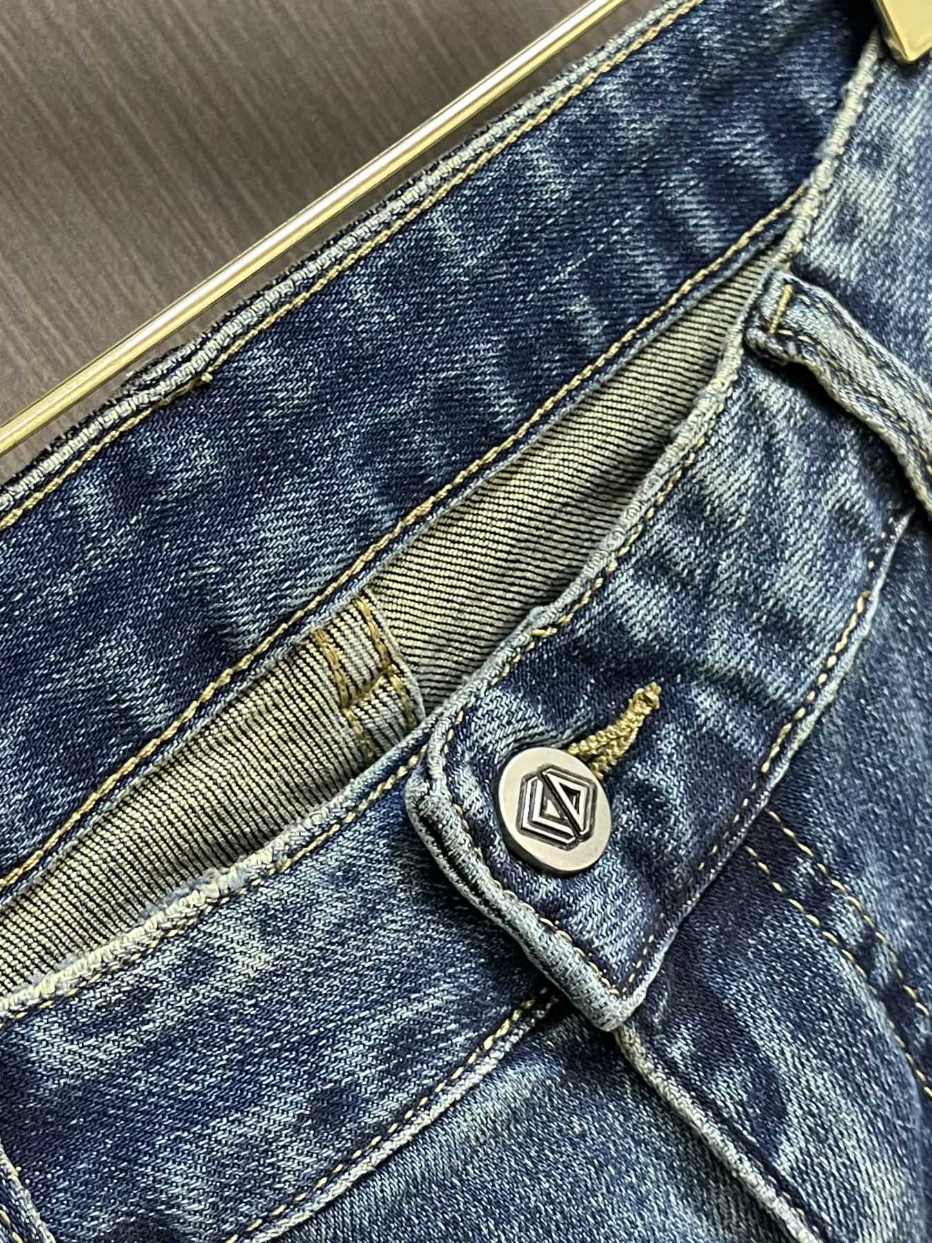 Dior 新款花卉刺绣标识牛仔裤 进口土耳其纯棉牛仔面料 色泽靓丽，透气，修身版型 微弹力面料 随意百搭