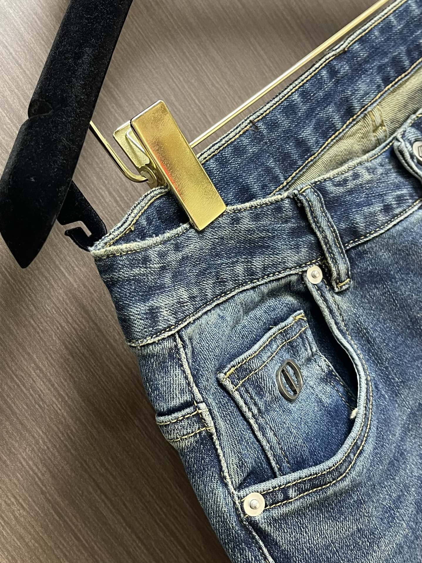 Dior 新款花卉刺绣标识牛仔裤 进口土耳其纯棉牛仔面料 色泽靓丽，透气，修身版型 微弹力面料 随意百搭