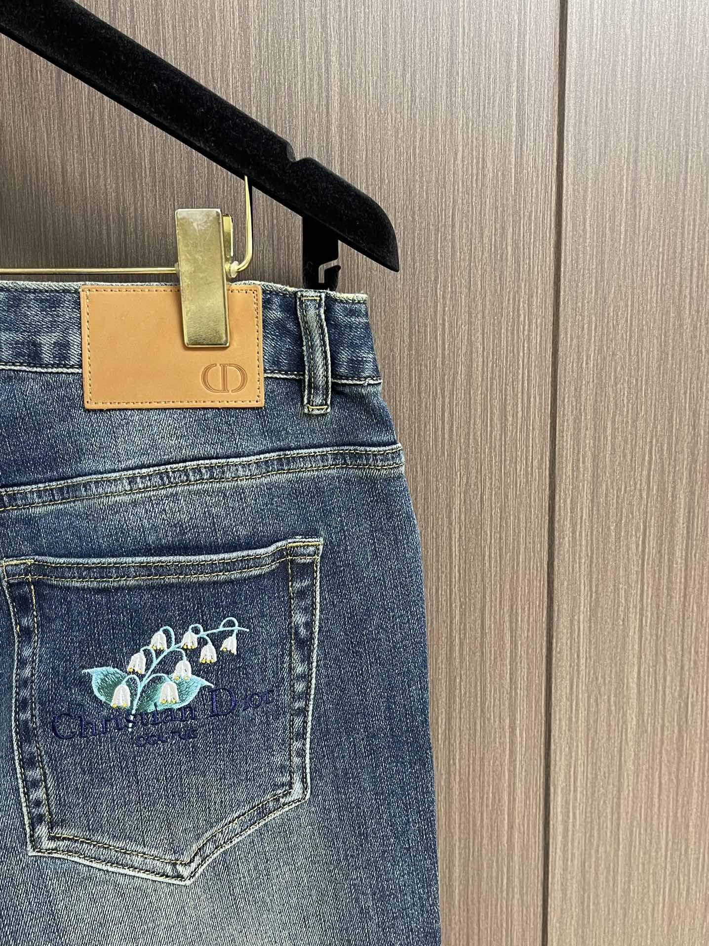 Dior 新款花卉刺绣标识牛仔裤 进口土耳其纯棉牛仔面料 色泽靓丽，透气，修身版型 微弹力面料 随意百搭