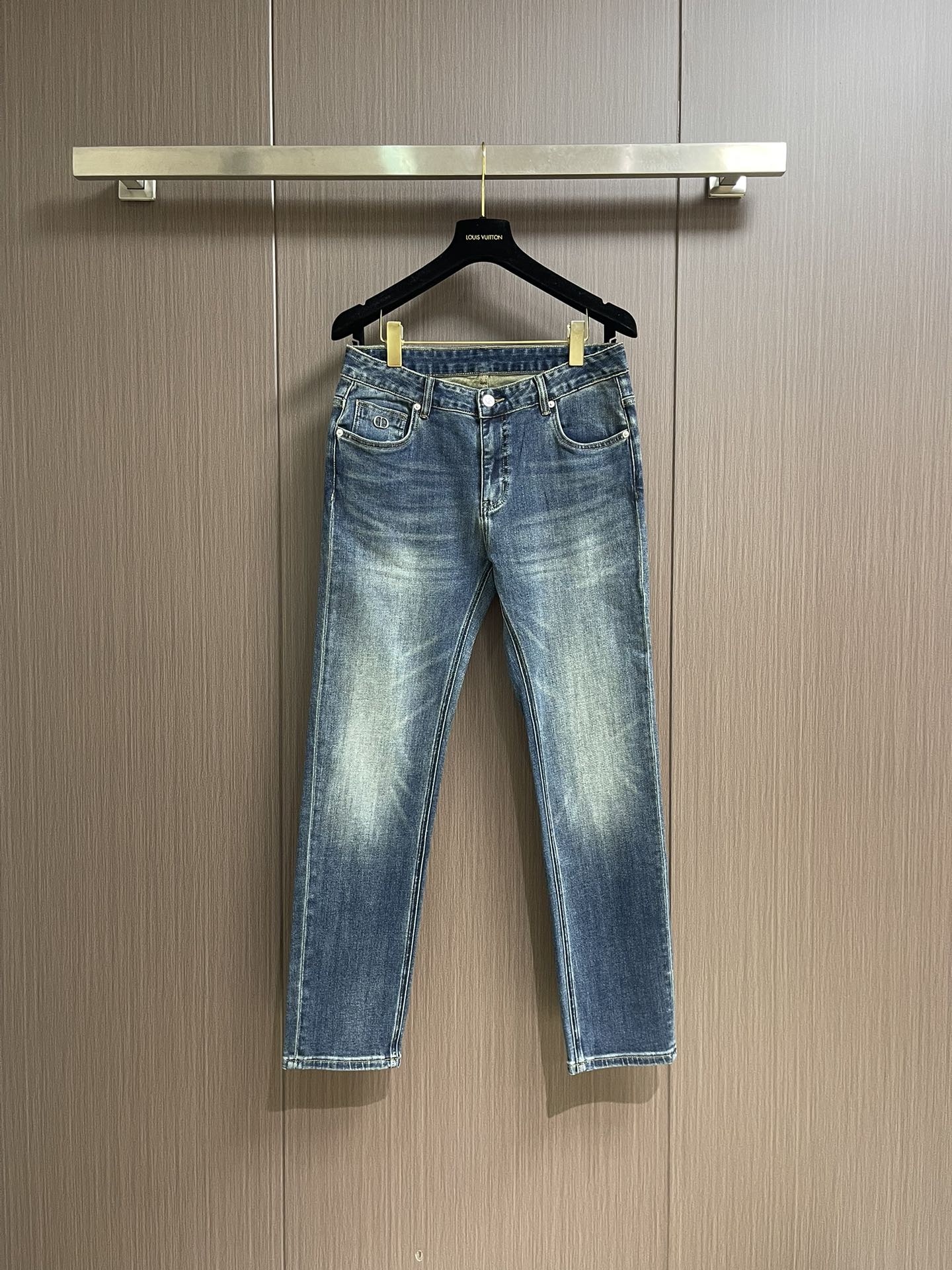 NO:528045,Dior new floral embroidered logo jeans imported from Turkey pure cotton denim fabric. Beautiful color, breathable, slim fit. Micro-stretch fabric. Randomly versatile. Long-term washing and no deformation. The color will become more and more natural after years. The upper body effect is excellent. The elegant and elegant tailoring, the design is constantly innovating, but always maintains noble and elegant style and taste. The charm of fashion. The style is small straight, and the fashion product is excellent. Size 29-38 35. No 37. Dior, jeans, alexander wang19860909Dior 新款花卉刺绣标识牛仔裤 进口土耳其纯棉牛仔面料 色泽靓丽,透气,修身版型 微弹力面料 随意百搭 久洗不变形 不变色 经过岁月流逝颜色会越来越自然 上身效果极佳.大方优雅的剪裁,设计不断创新却始终保持着高贵优雅的风格和品位 演绎时尚魅惑 版型小直筒 时尚佳品.尺码29-38 有35 无37,,dior,jeans,alexander wang,Men's clothing